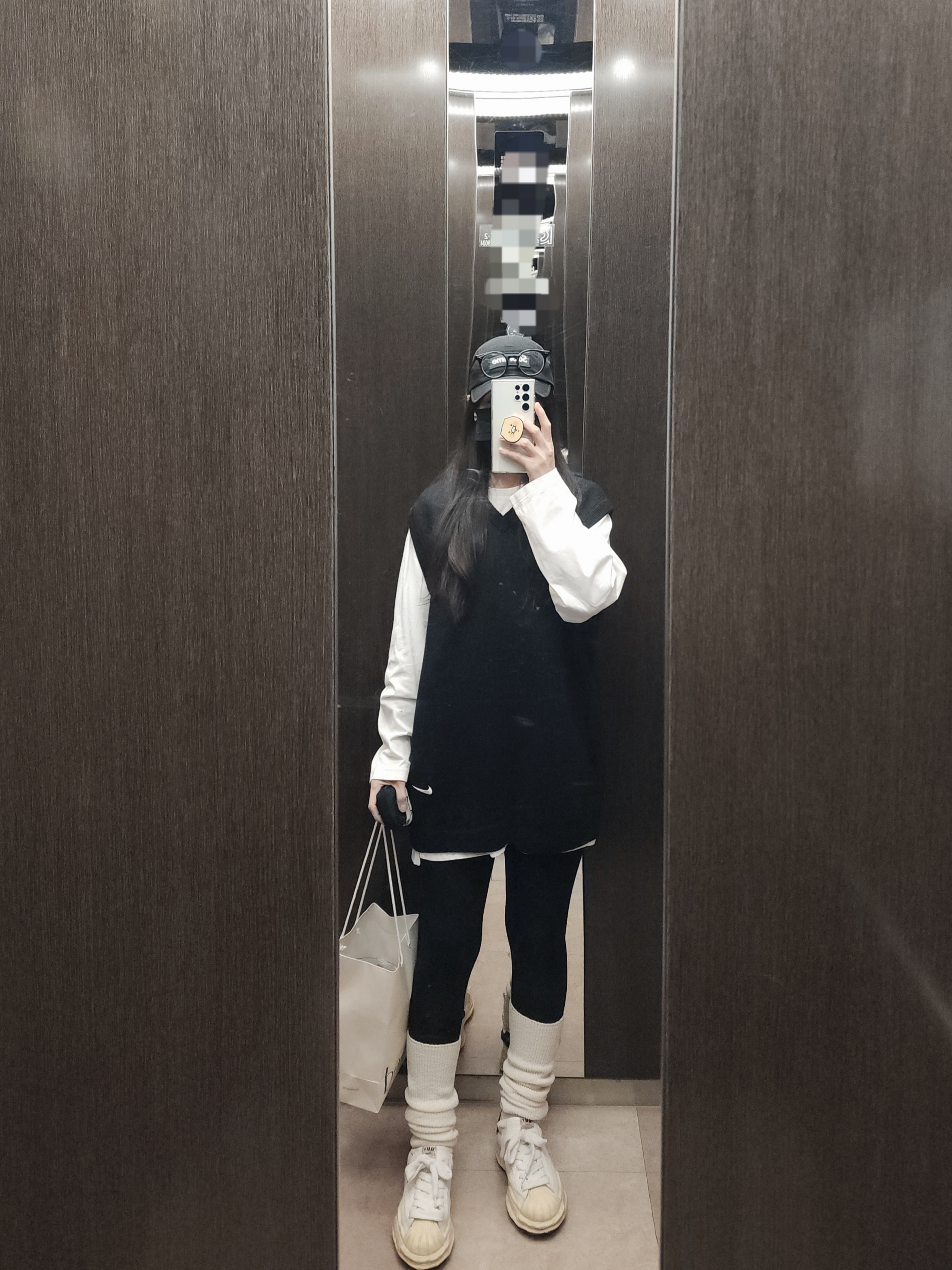 Supreme x Nike Sweater Vest Black - 25SS, Nike x Stussy Big Swoosh LS T-Shirt White - US/EU 착용 스타일