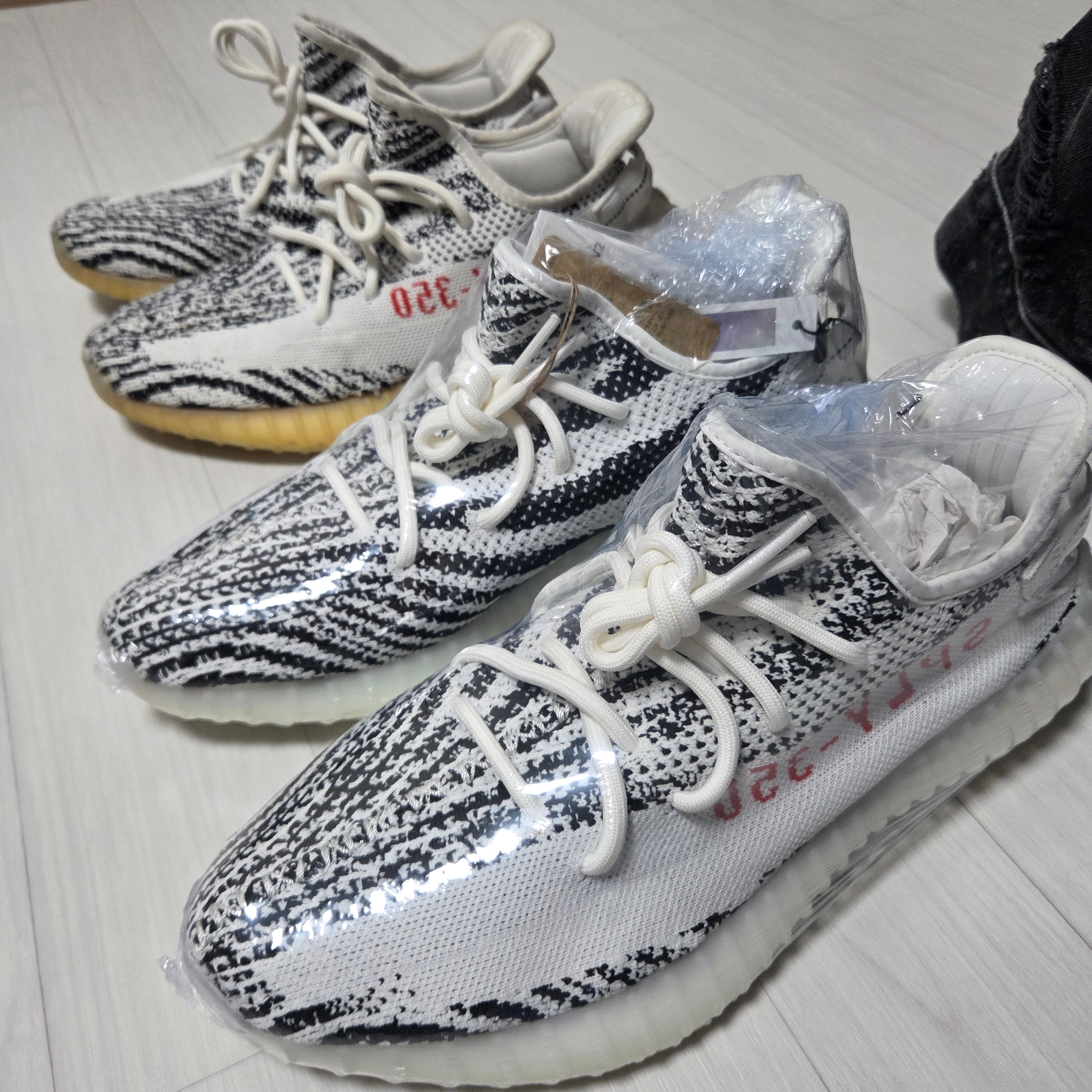 Adidas Yeezy Boost 350 V2 Zebra 2017/2019/2020, Adidas Yeezy Boost 350 V2 Zebra 2022/2023 착용 스타일