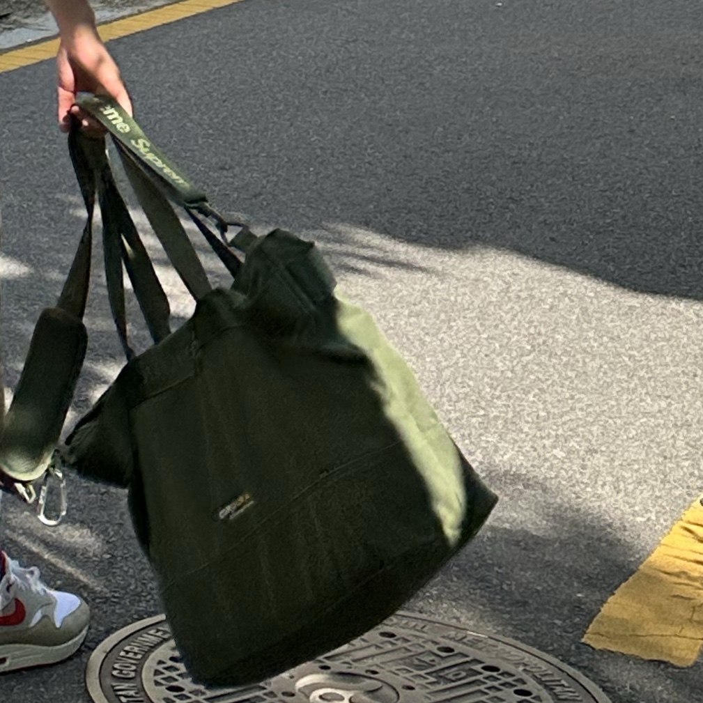 Supreme Tote Bag Olive - 25SS 착용 스타일