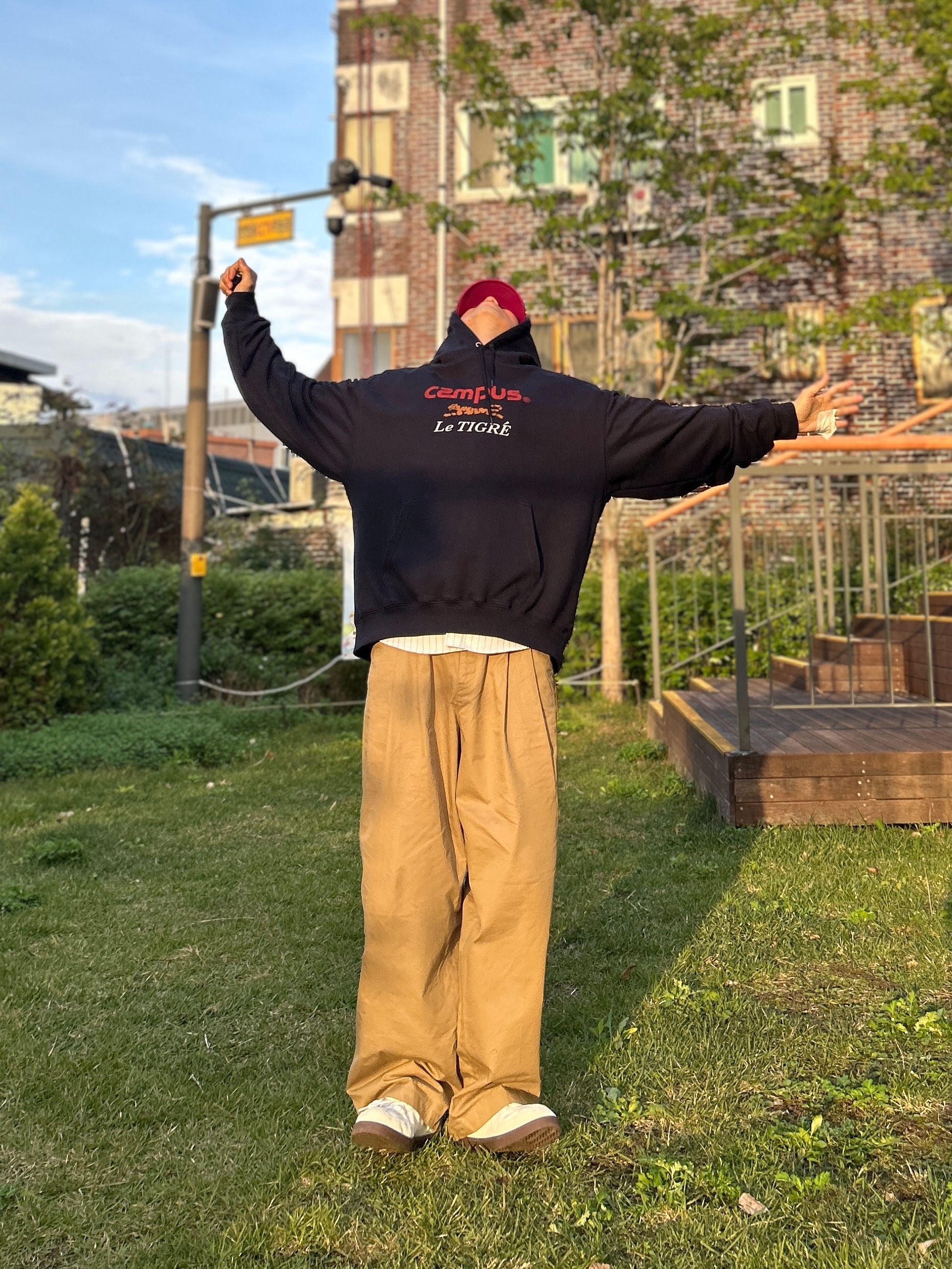 Le TIGRE Campus Hoodie Pullover Navy 착용 스타일