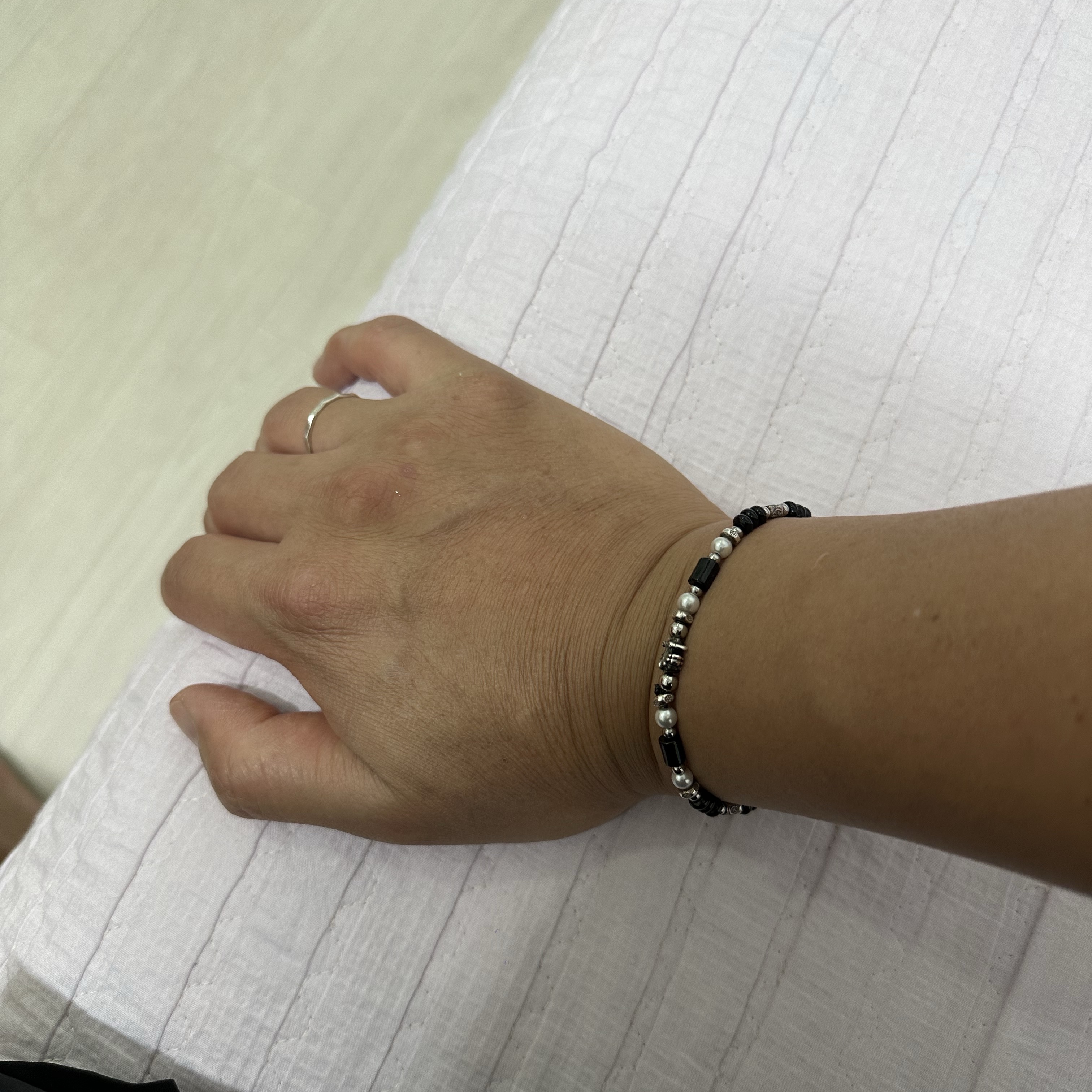 [KREAM 단독] Scudo Shell Black Pearl Beads Bracelet 착용 스타일