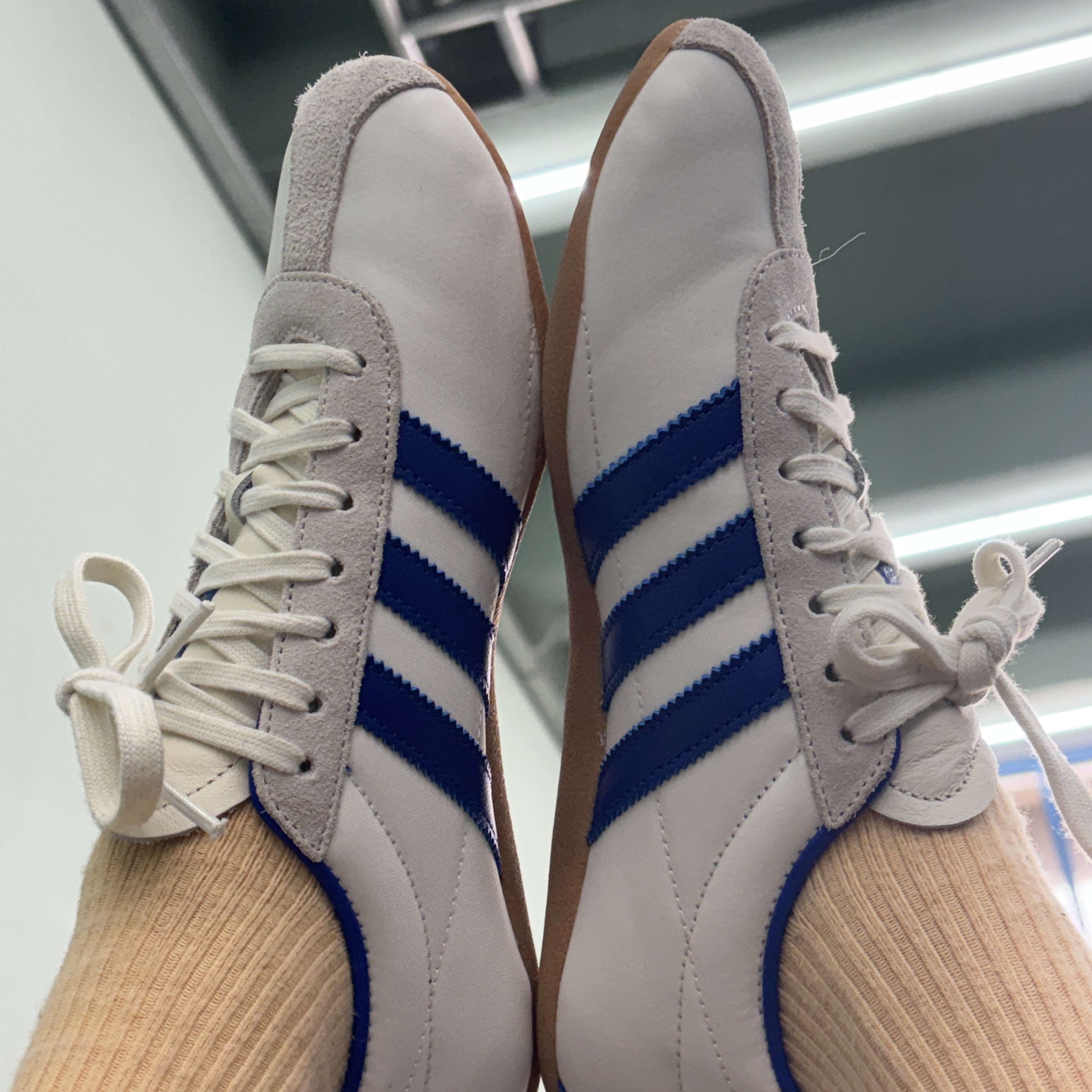 (W) Adidas Tokyo Off White Royal Blue 착용 스타일 - 2