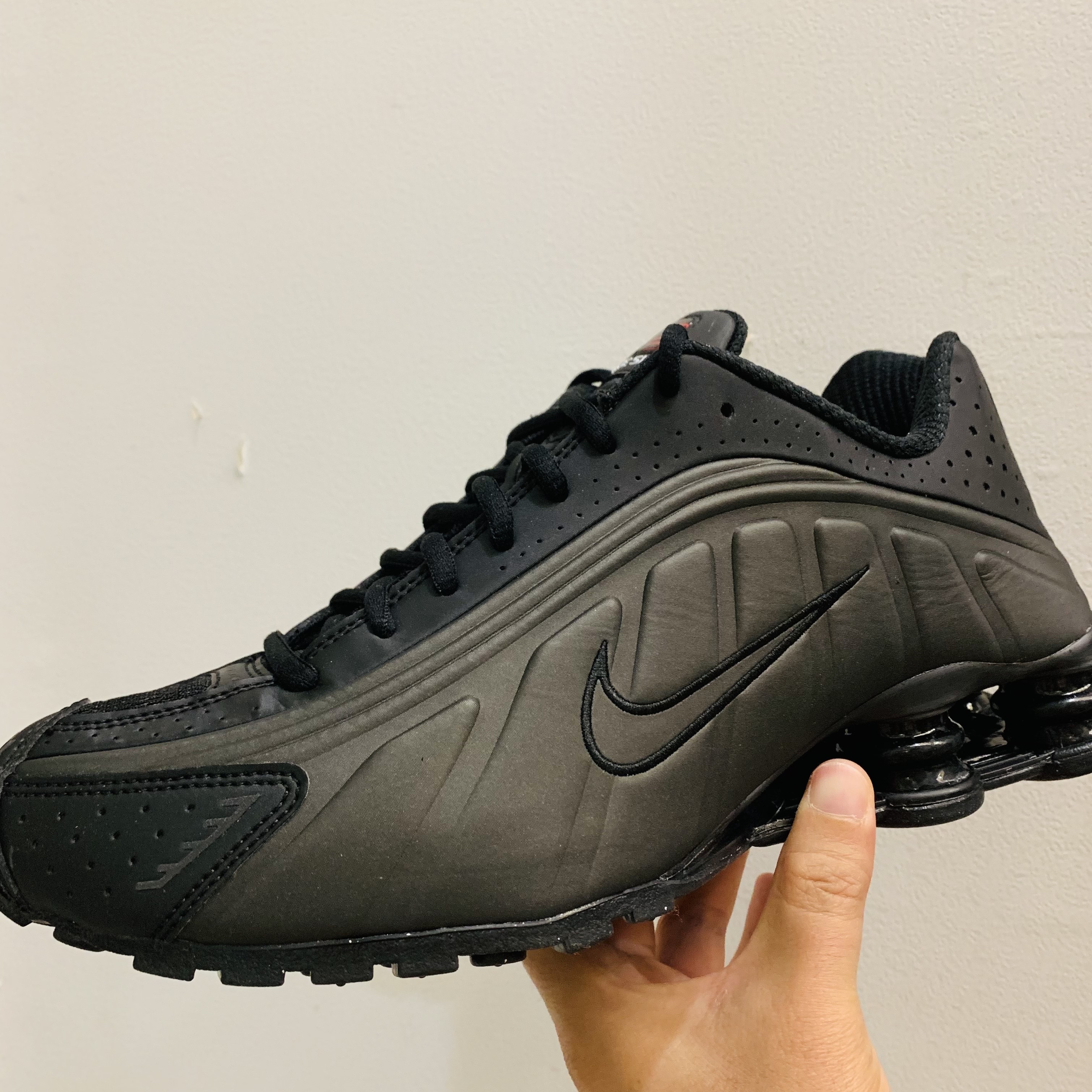 Nike Shox R4 Black Bright Crimson 착용 스타일
