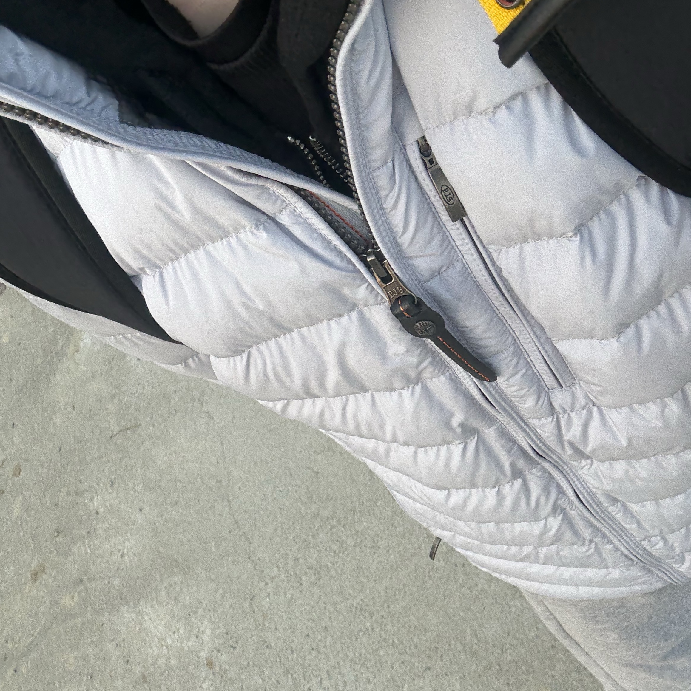 Parajumpers Ugo Short Down Jacket Lunar Rock - 24FW, Stone Island 63520 Wappen Patch Hooded Full Zip Black - 24FW 착용 스타일
