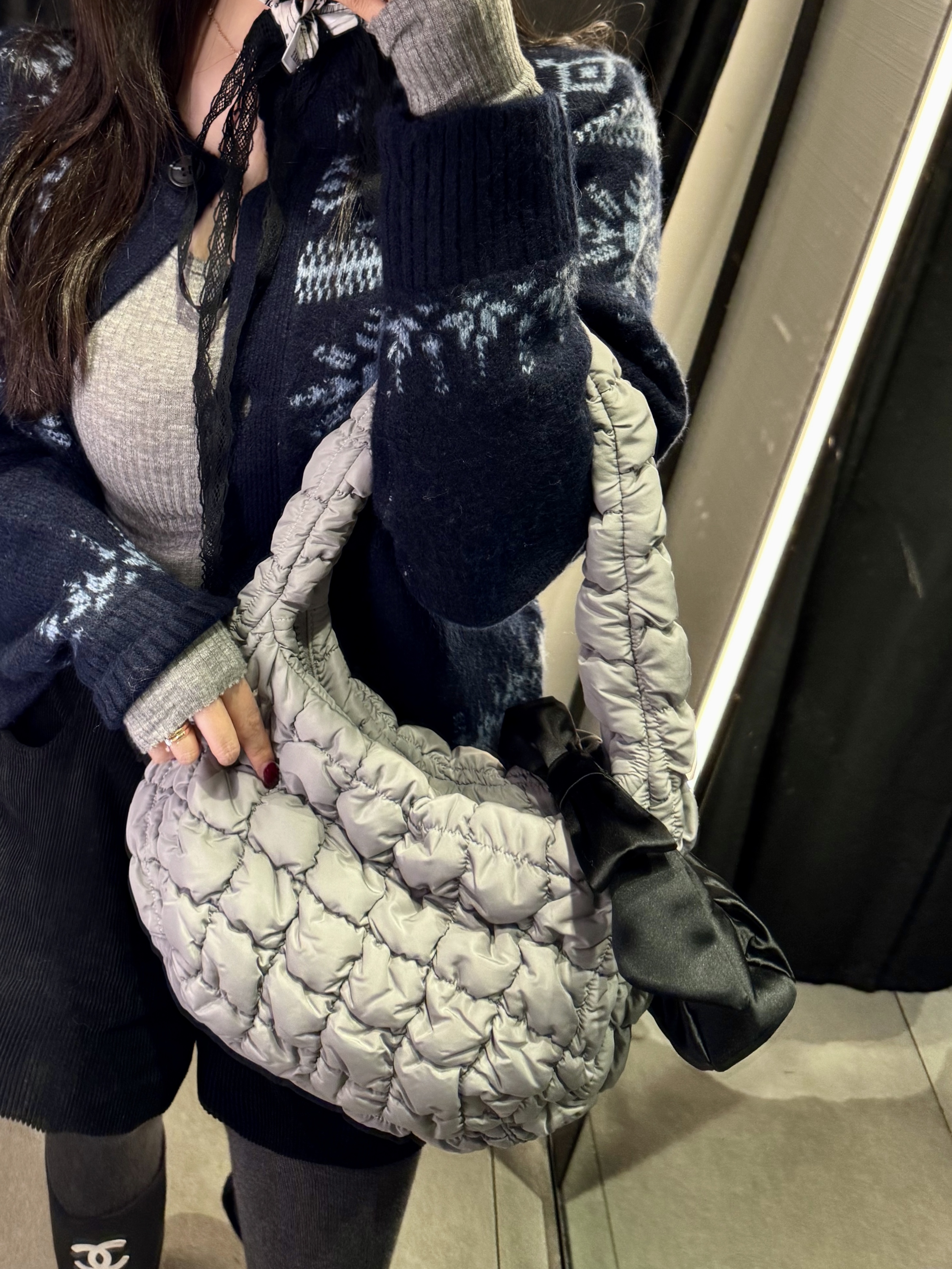 Uniqlo x Anya Hindmarch Knit Mitten Olive, COS Quilted Mini Bag Grey 착용 스타일 - 3