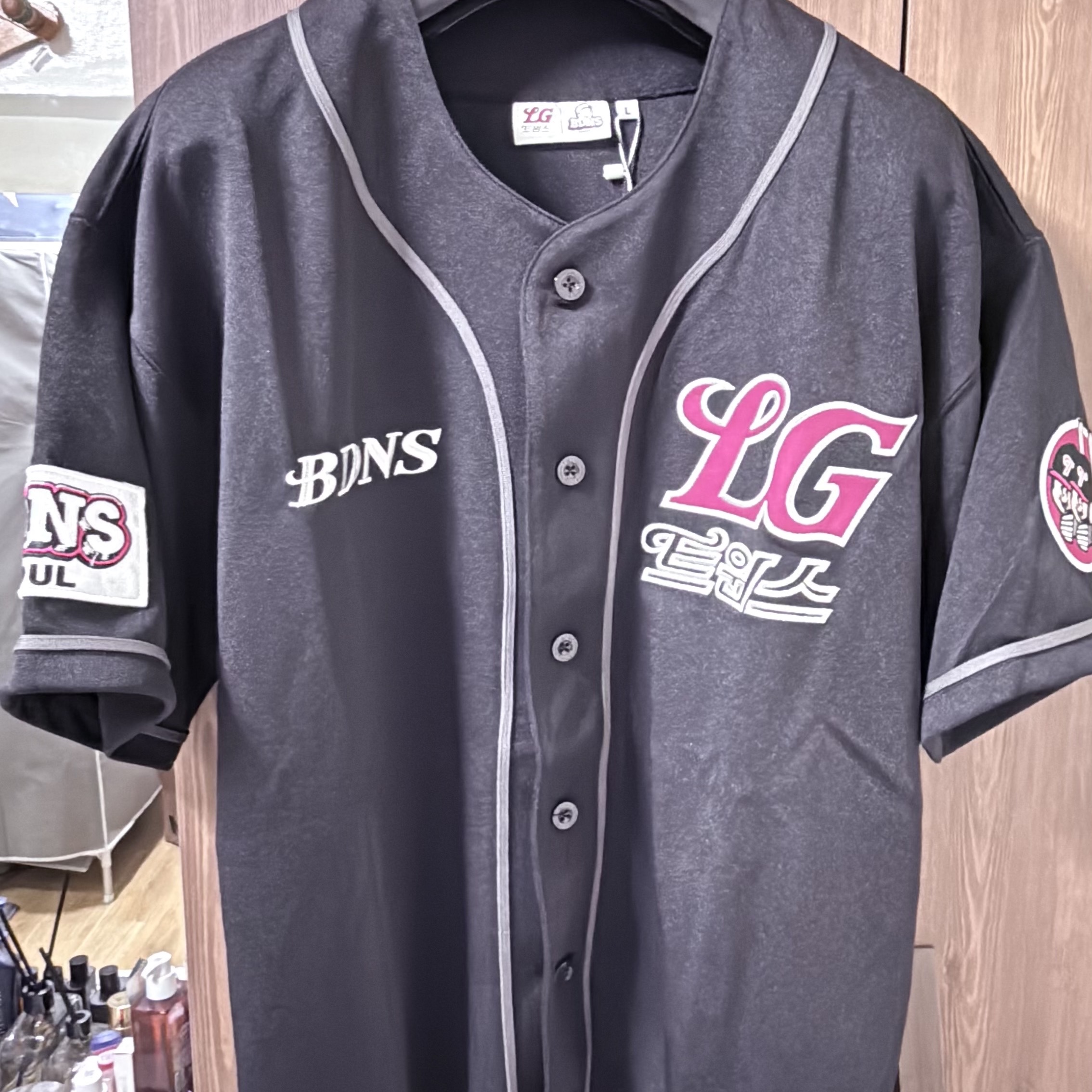 BDNS x LG TWINS Classic Logo Baseball Jersey Black (Non Marking Ver.) 착용 스타일