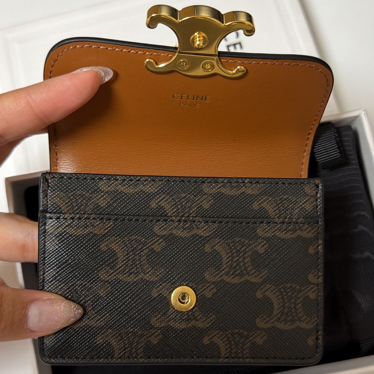 Celine Card Holder with Flap in Triomphe Canvas Tan 착용 스타일 - 3