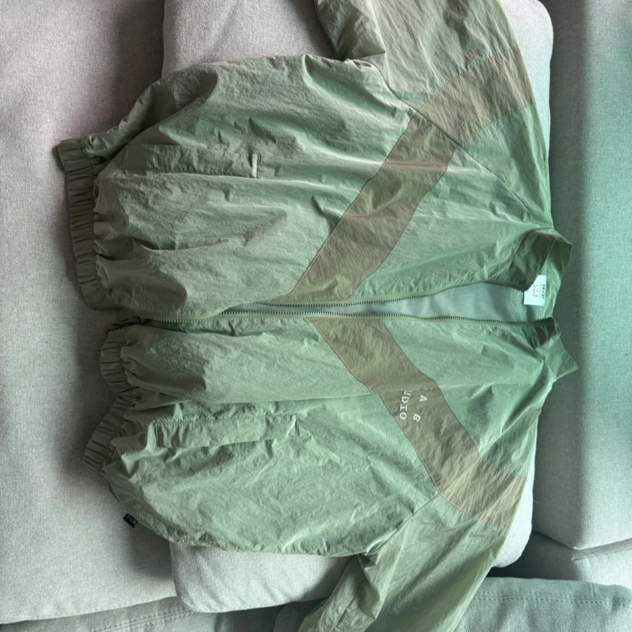 IAB Studio x D.P. Track Top Tea Green Mud 착용 스타일