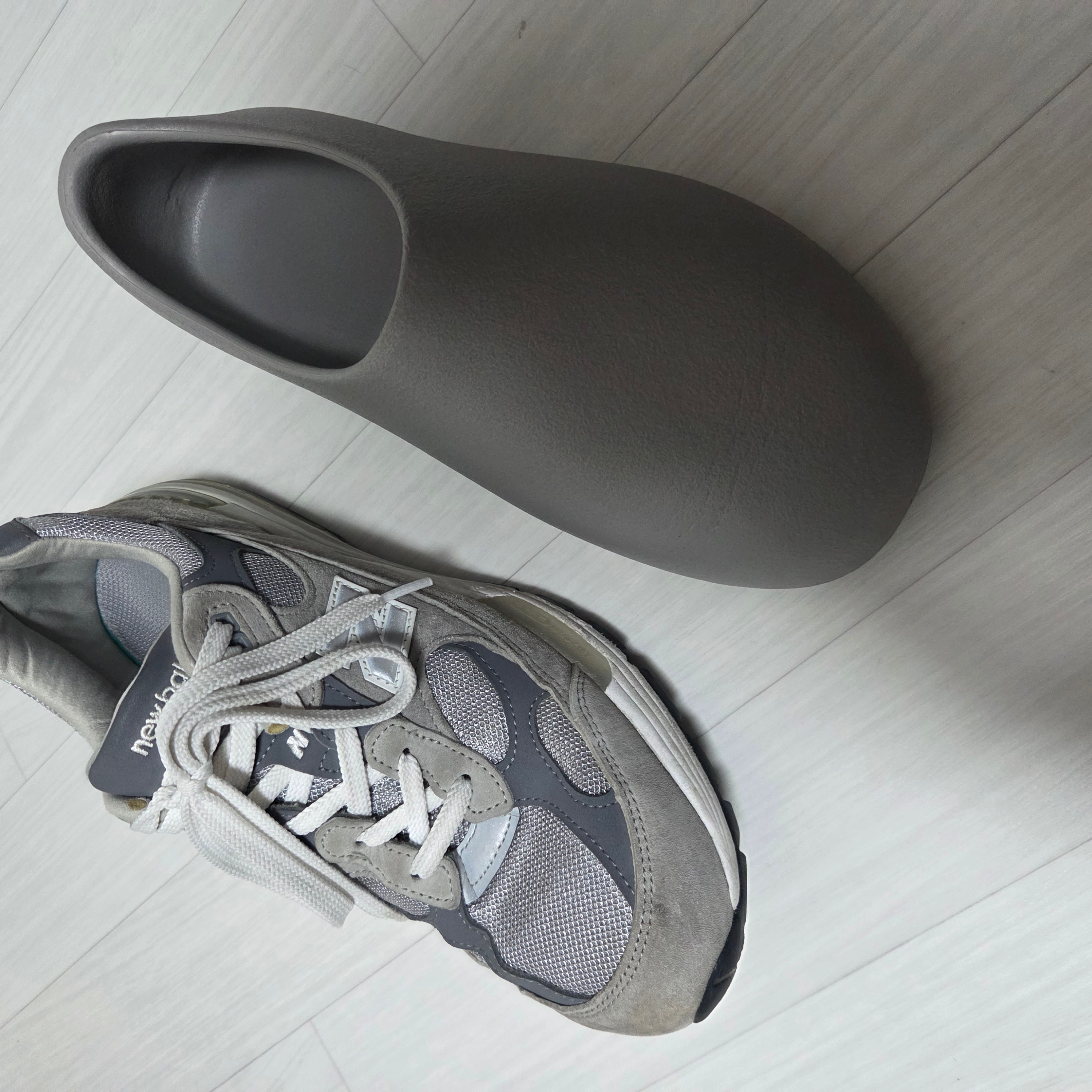 New Balance 992 Made in USA Core Grey Silver Metallic, Yeezy SL-01 Grey 착용 스타일
