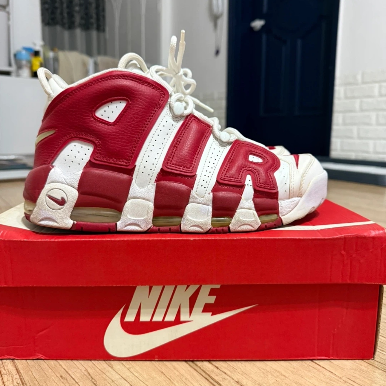 (W) Nike Air More Uptempo 96 White Alabaster Light Crimson Gym Red 착용 스타일