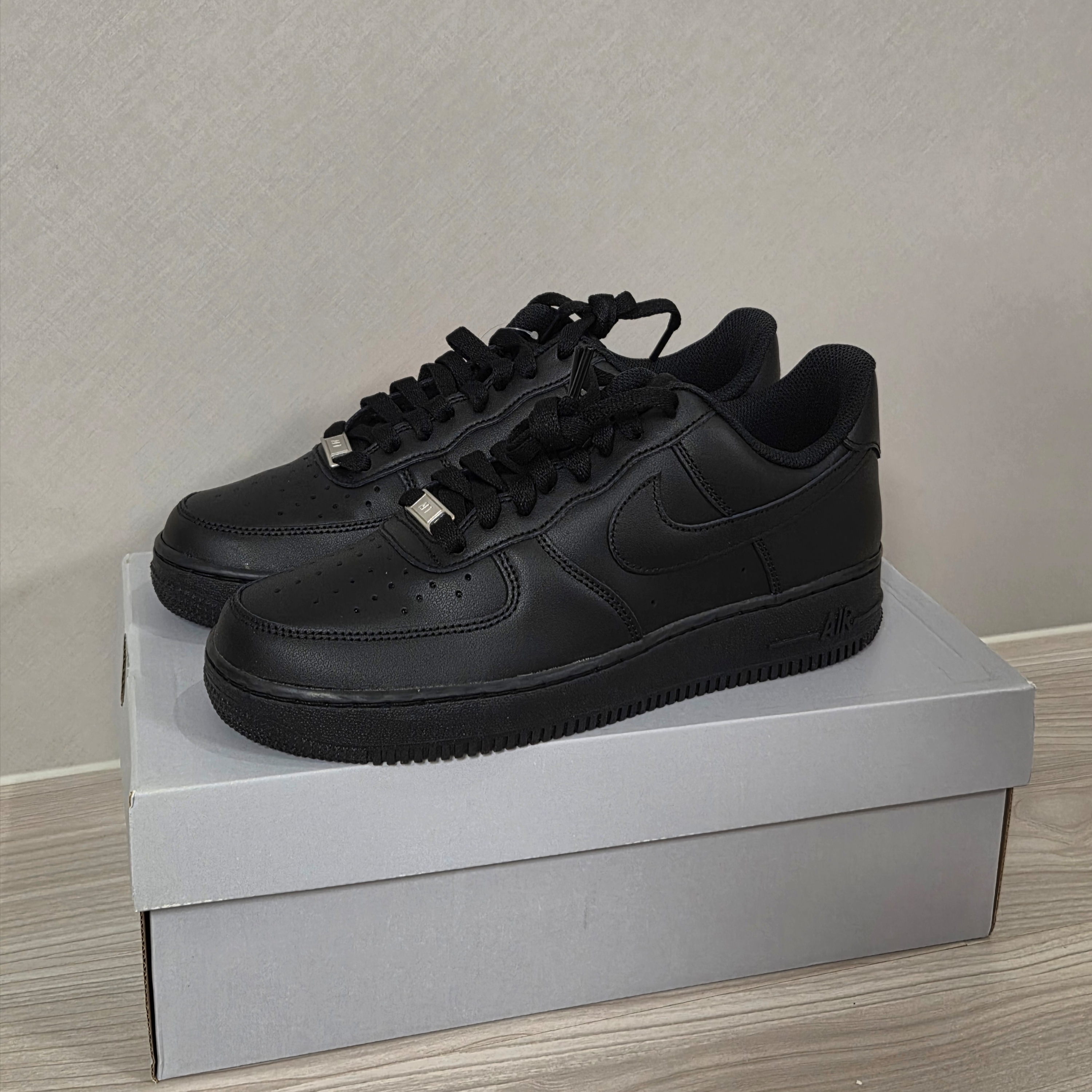 Nike Air Force 1 '07 Low Triple Black 착용 스타일