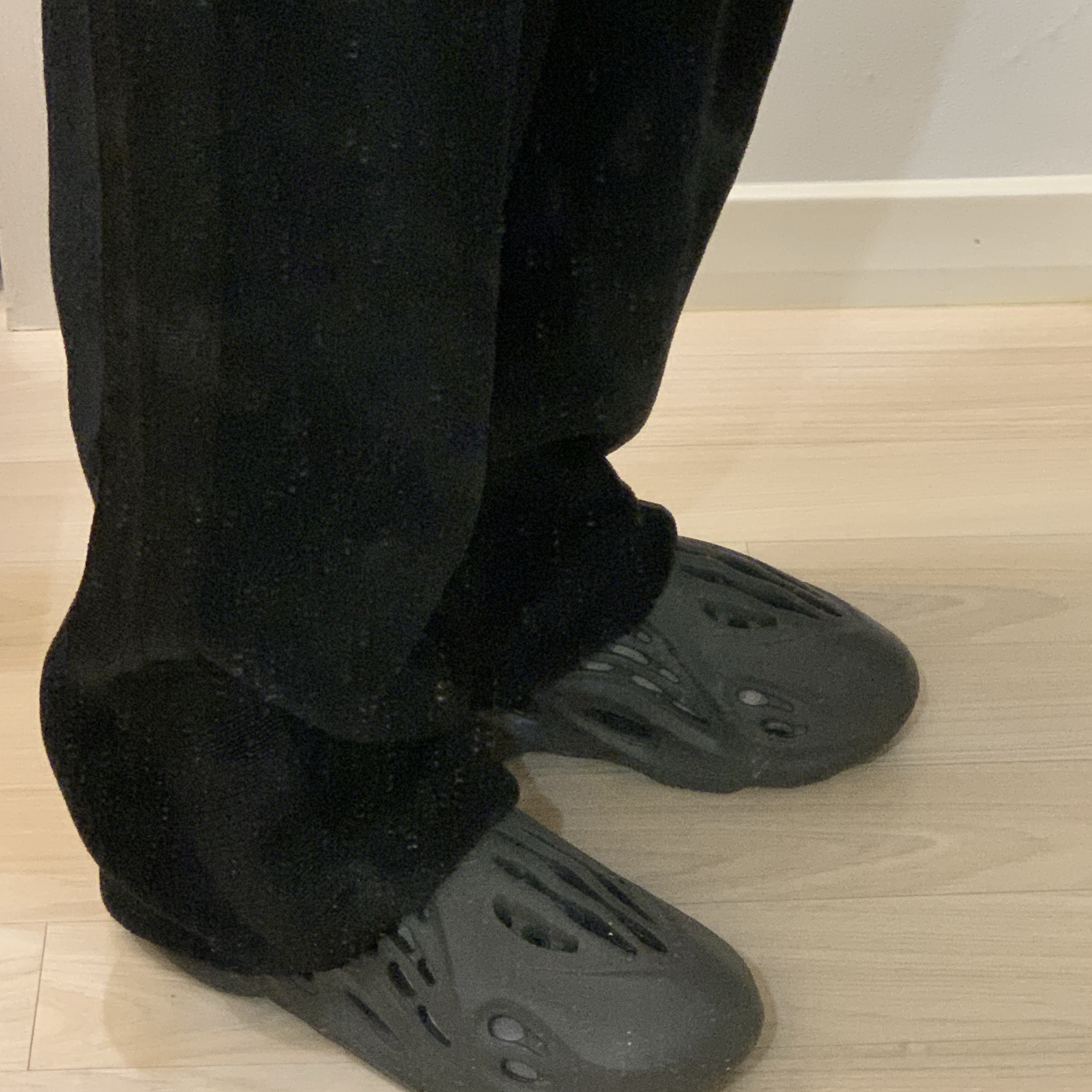 Adidas Yeezy Foam RNNR Carbon 착용 스타일 - 1