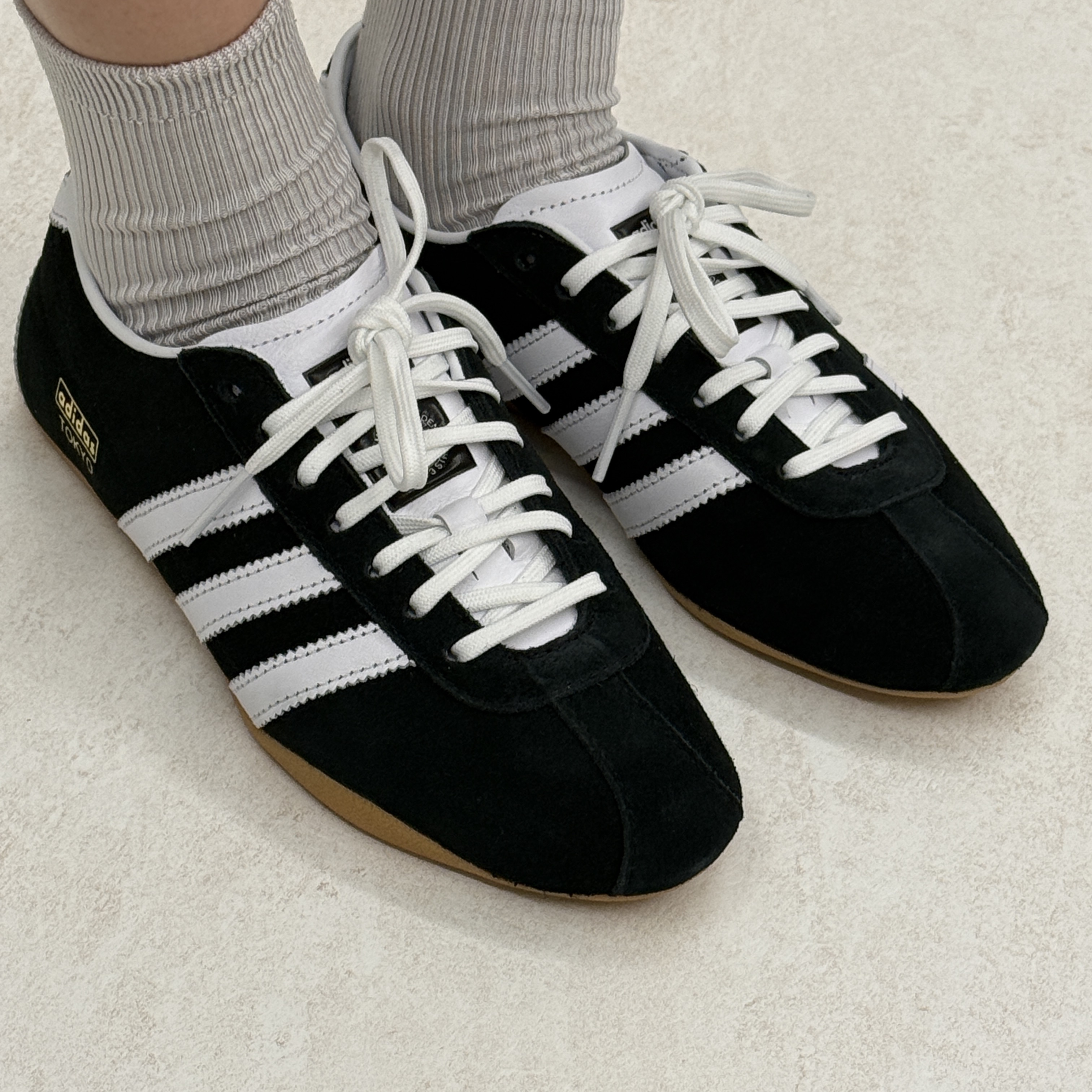 (W) Adidas Tokyo Core Black Cloud White 착용 스타일 - 1