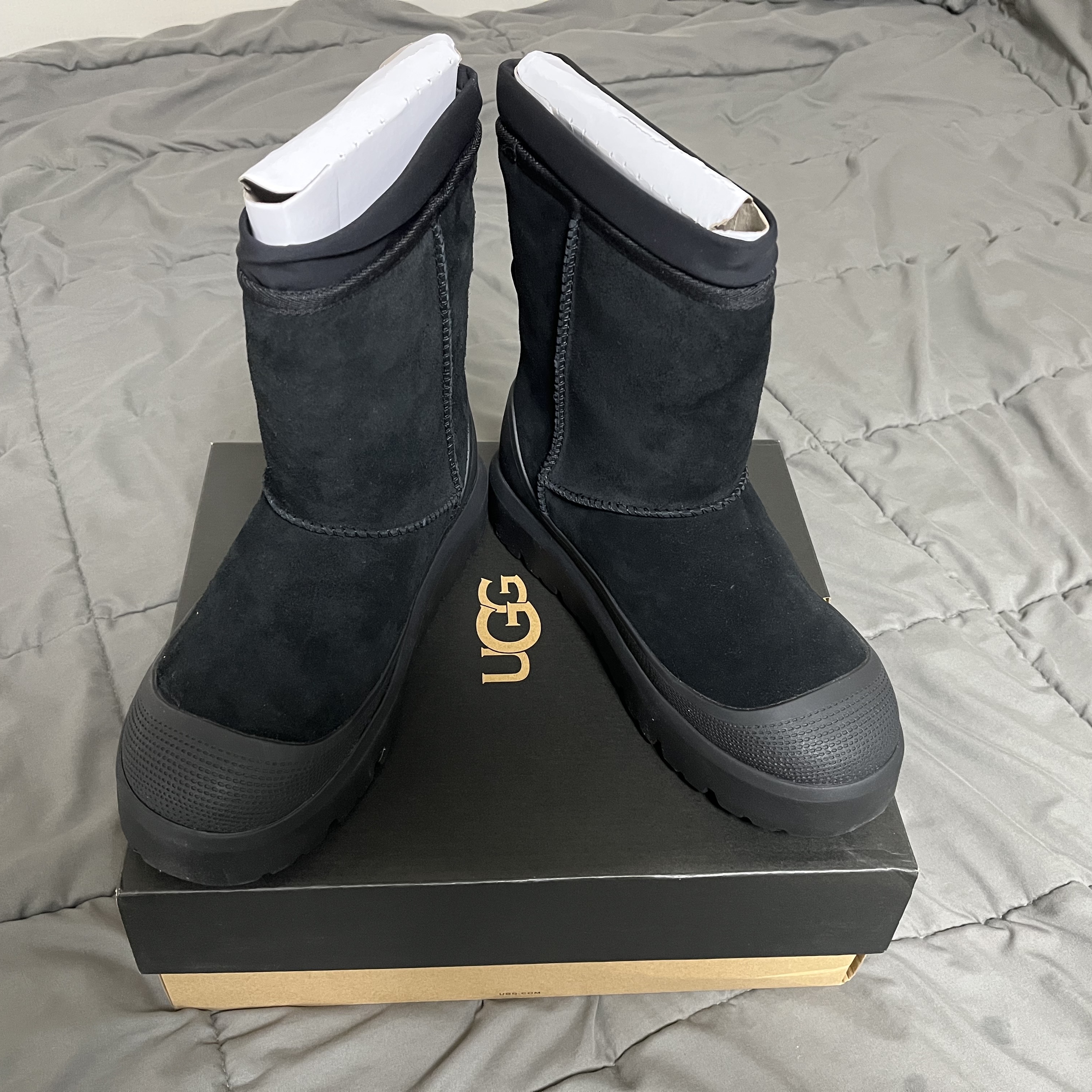 UGG Classic Short Weather Hybrid Black Black 착용 스타일
