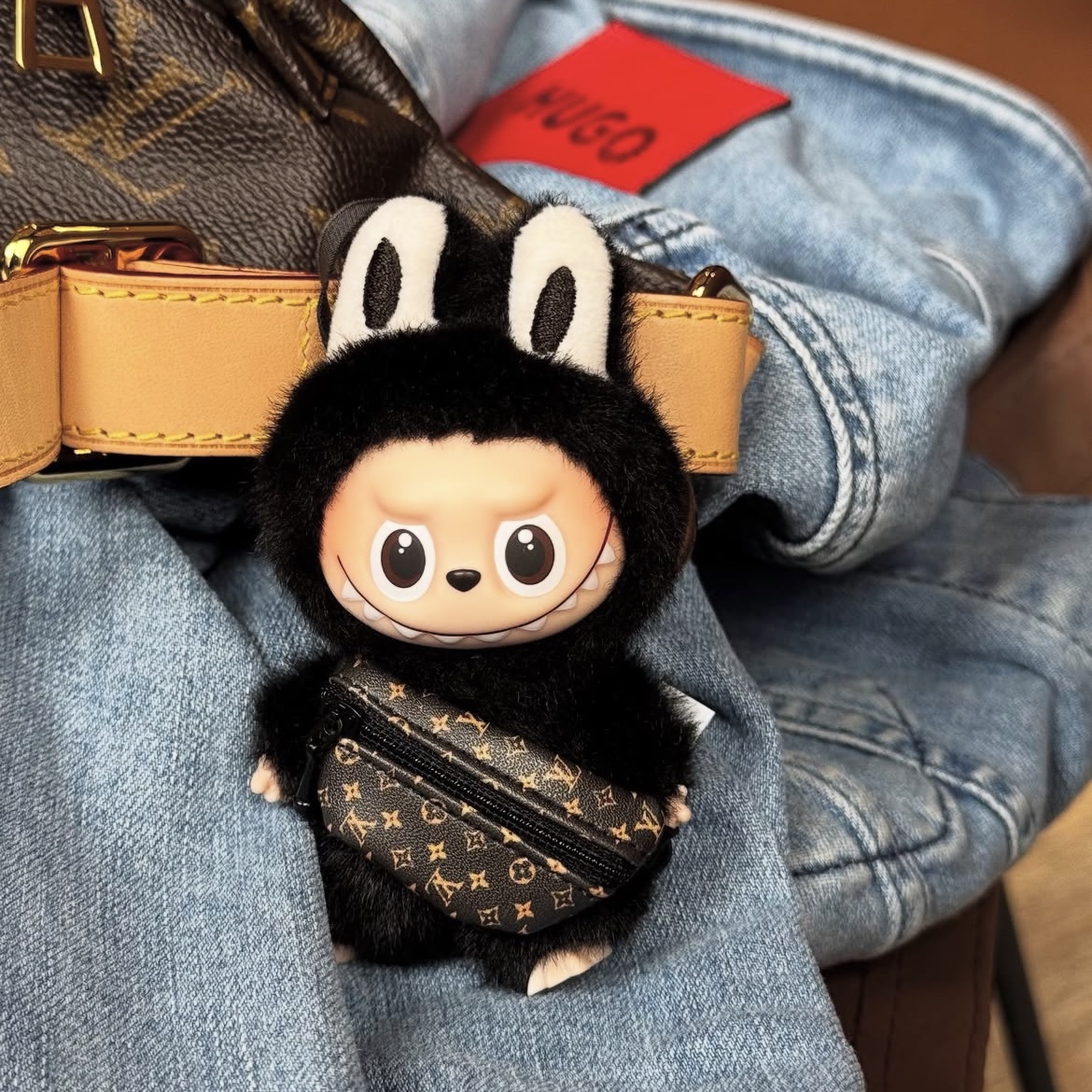 Pop Mart Labubu The Monsters Pin For Love Series Vinyl Plush Pendant (N-Z) R (Opened Case) 착용 스타일