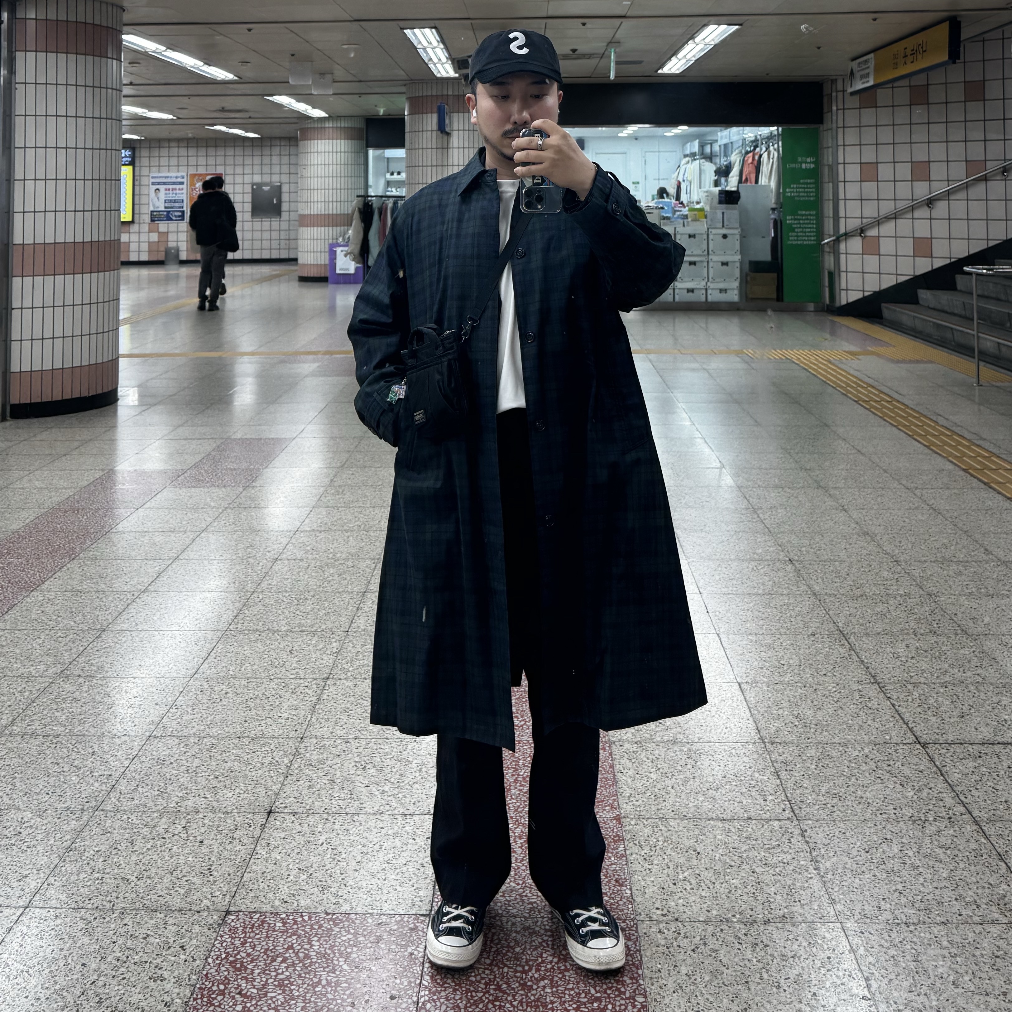 Converse Chuck 70 Ox Black - Standard, Porter Howl Helmet Bag Mini Black 착용 스타일