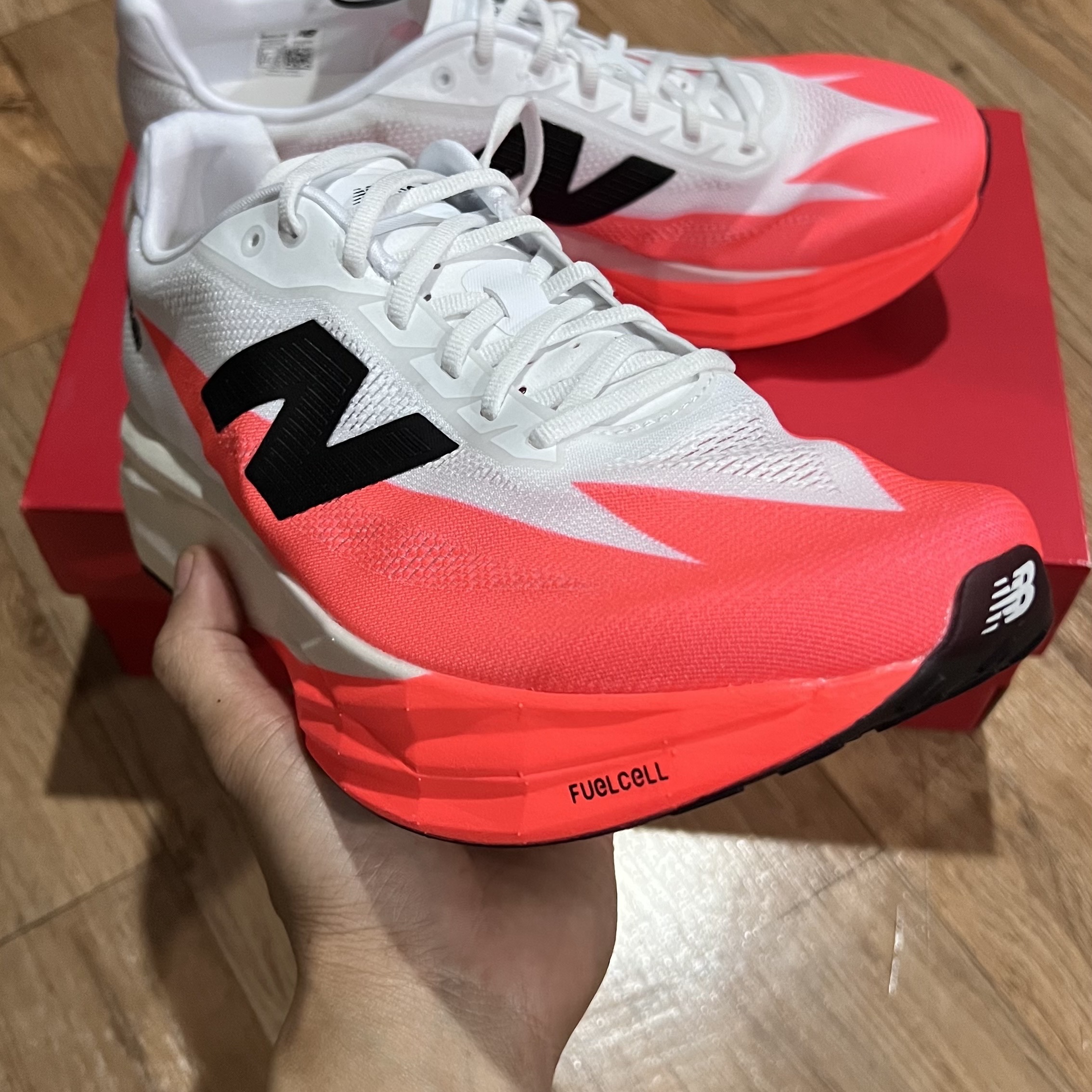 New Balance FuelCell SC Elite v5 Urgent Red White Black - D Standard 착용 스타일