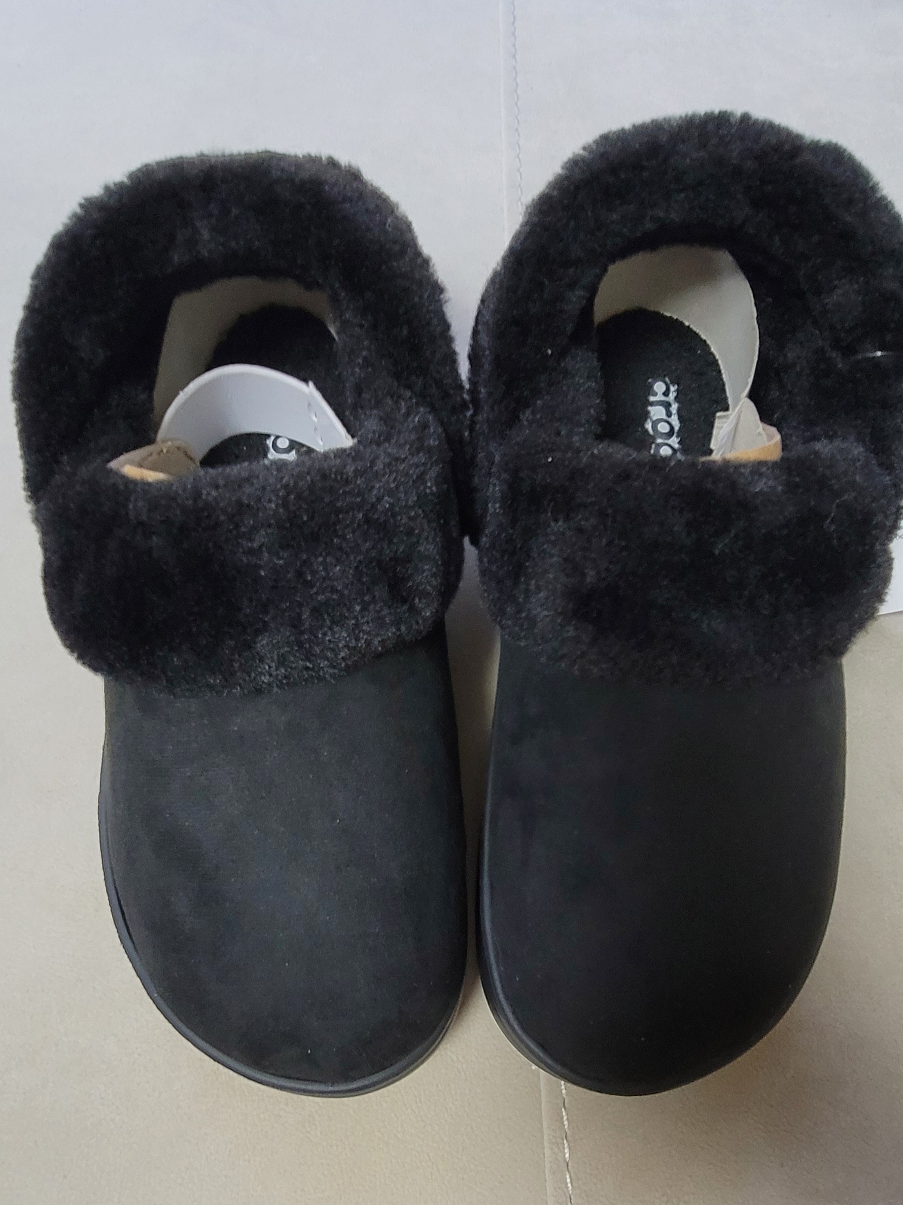 Crocs Classic Unfurgettable Suede Clog Black 착용 스타일