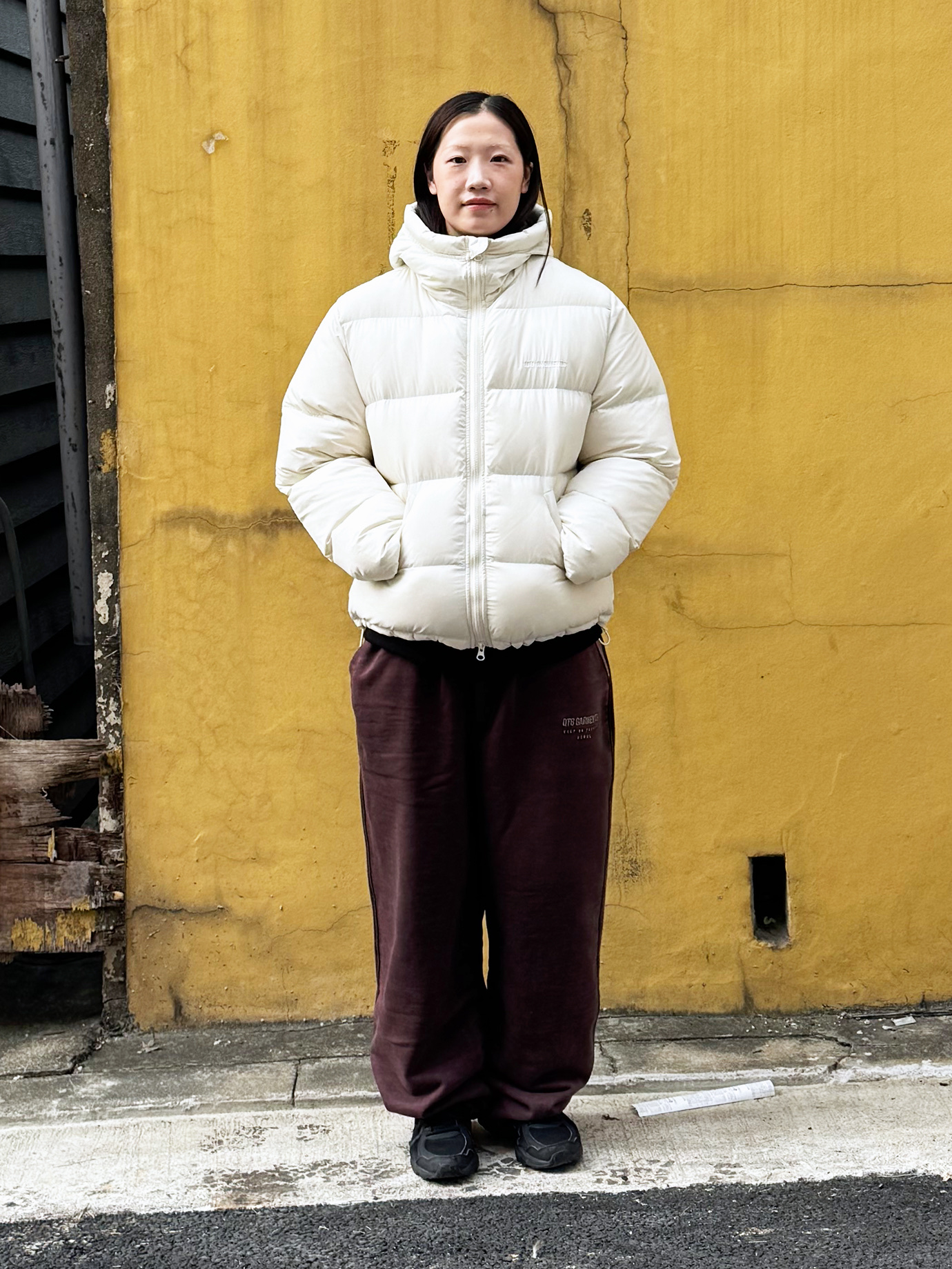 QT8 GARMENTS Duck Down Heavyweight Hoodie Jacket Cream, QT8 GARMENTS String Washed Sweatpants Black 착용 스타일 - 2