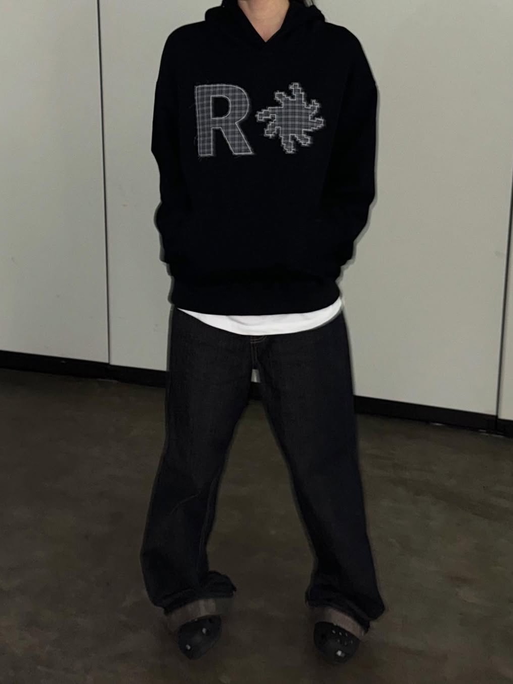 SLOW RECORD HOUSE Check Patch Hoodie Black 착용 스타일 - 4