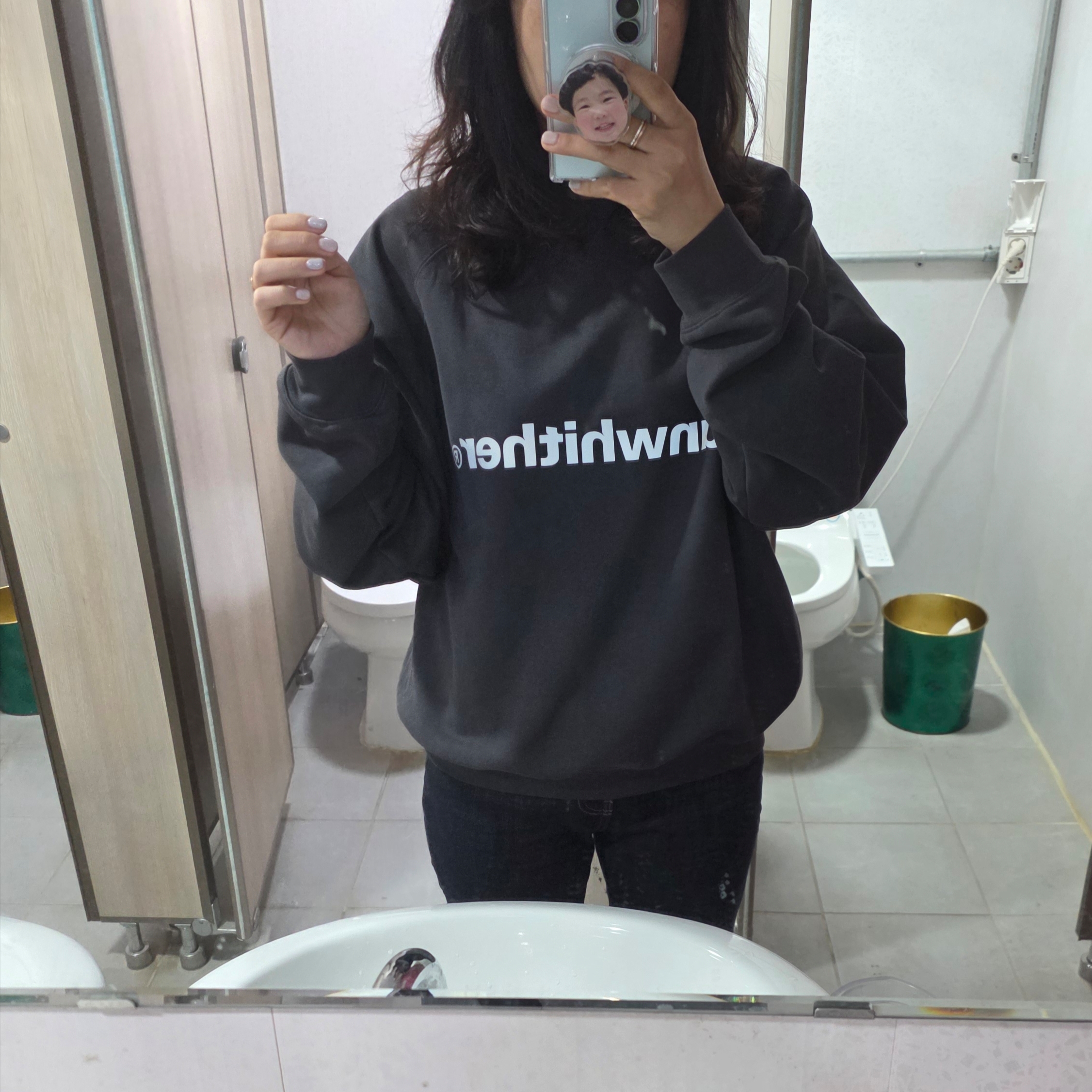 [KREAM 단독] runwhither Crewneck Sweatshirt Charcoal 착용 스타일