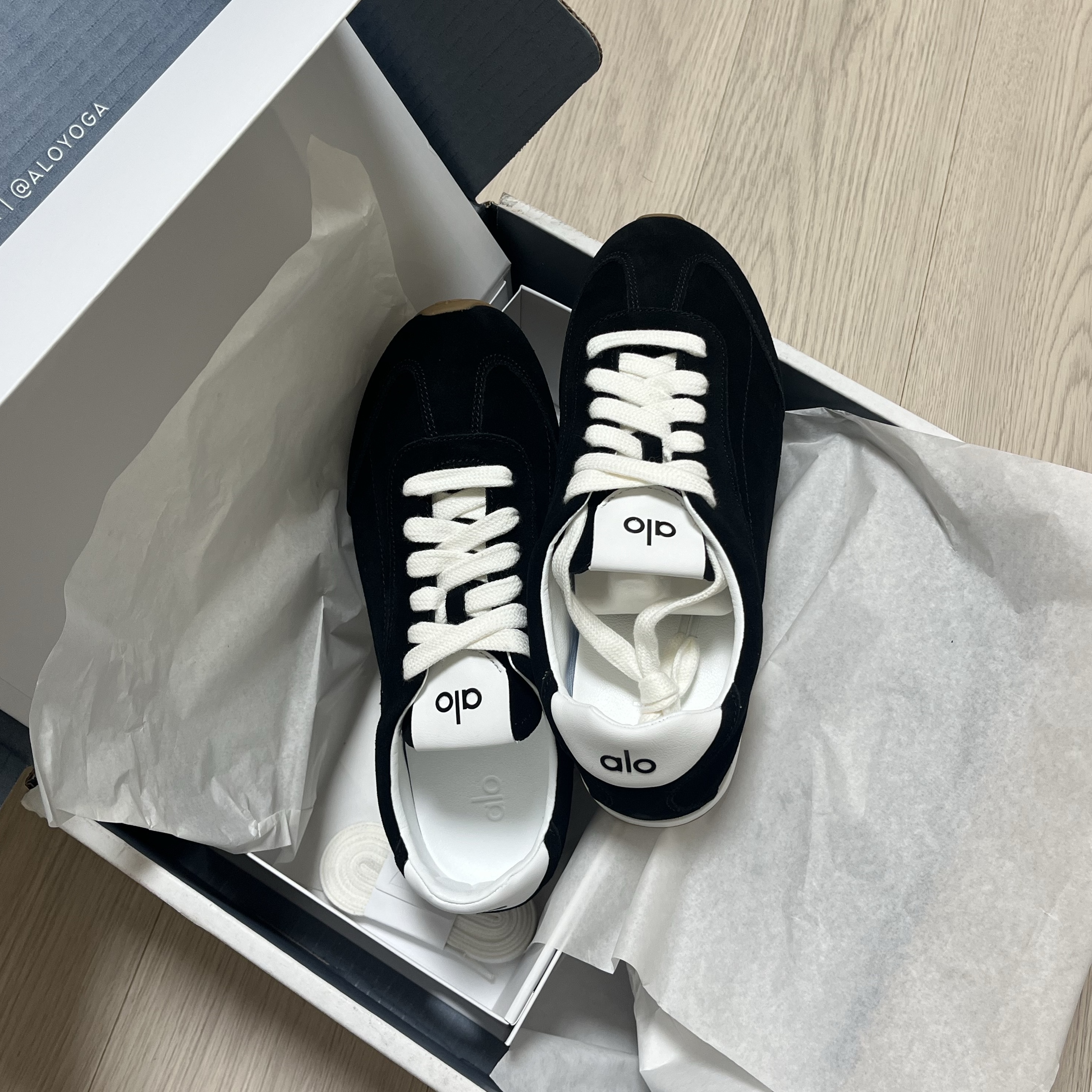 (W) Alo Yoga Sunset Sneaker Black 착용 스타일