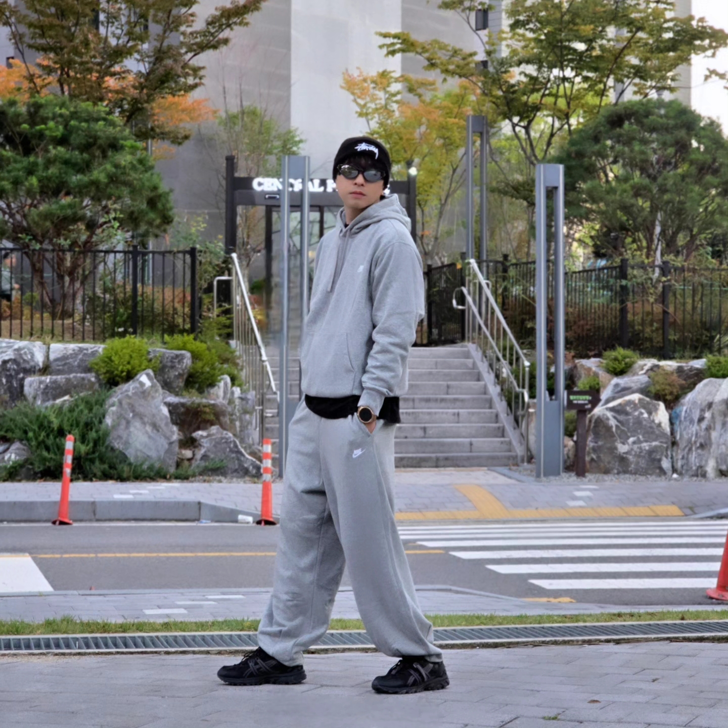 Stussy Big Stock Cuff Beanie Black, Nike NSW Club Fleece Pullover Hoodie Dark Grey Heather - Asia 착용 스타일 - 4