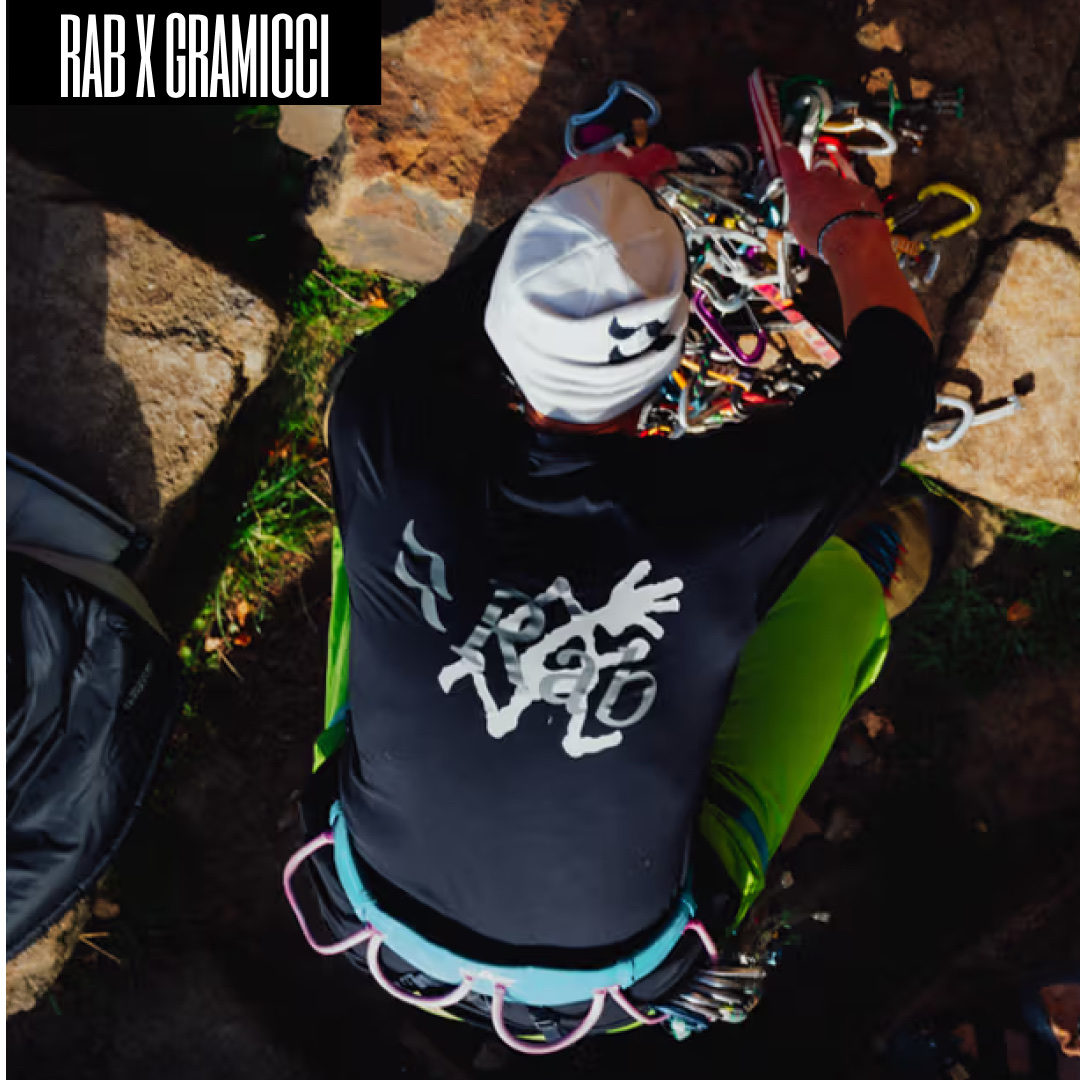 Rab Microlight Alpine Jacket Black, Rab Logo Beanie Anthracite Granite 착용 스타일 - 4