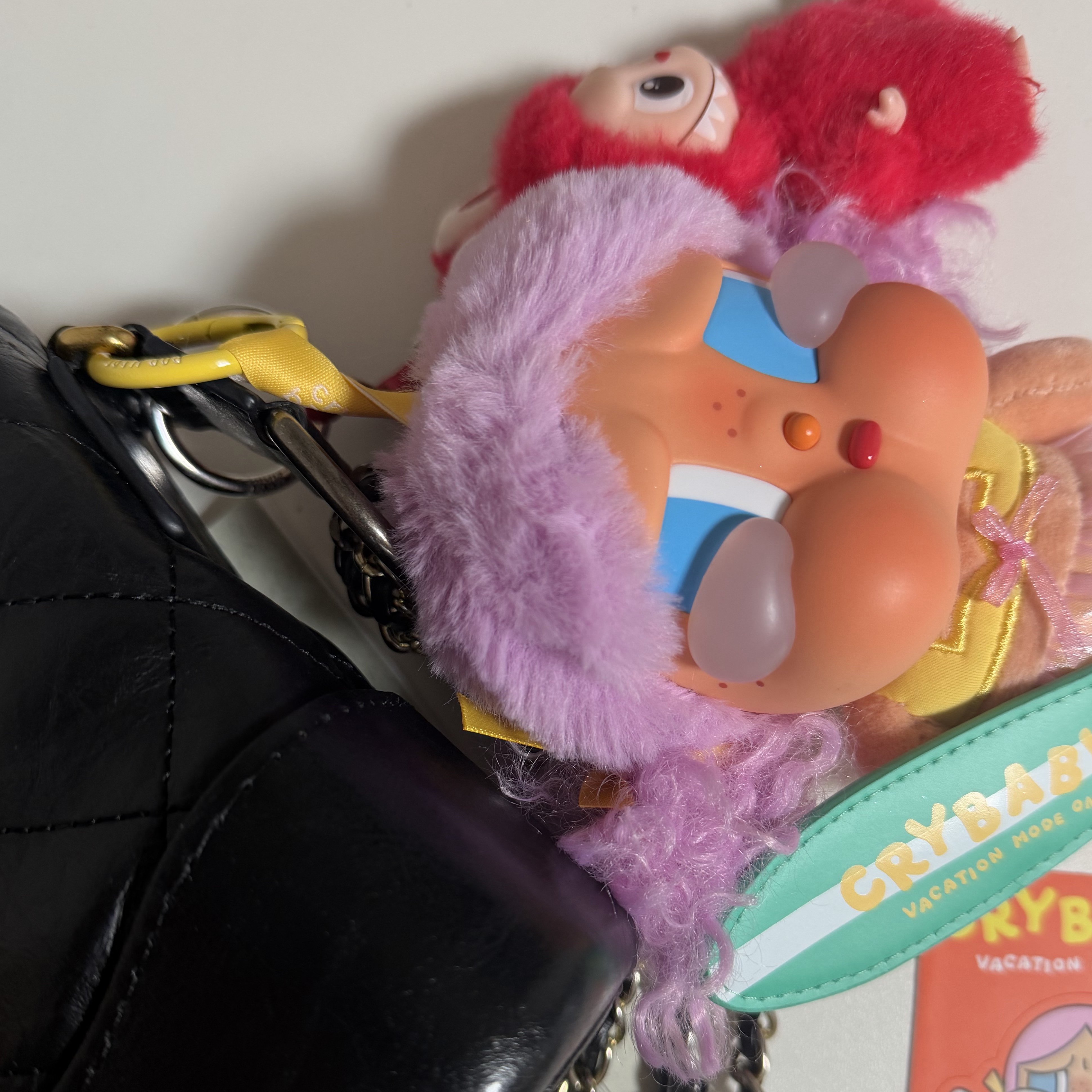 Pop Mart Crybaby Vacation Mode On Series Vinyl Plush Pendant Let's Surf (Opened Case) 착용 스타일