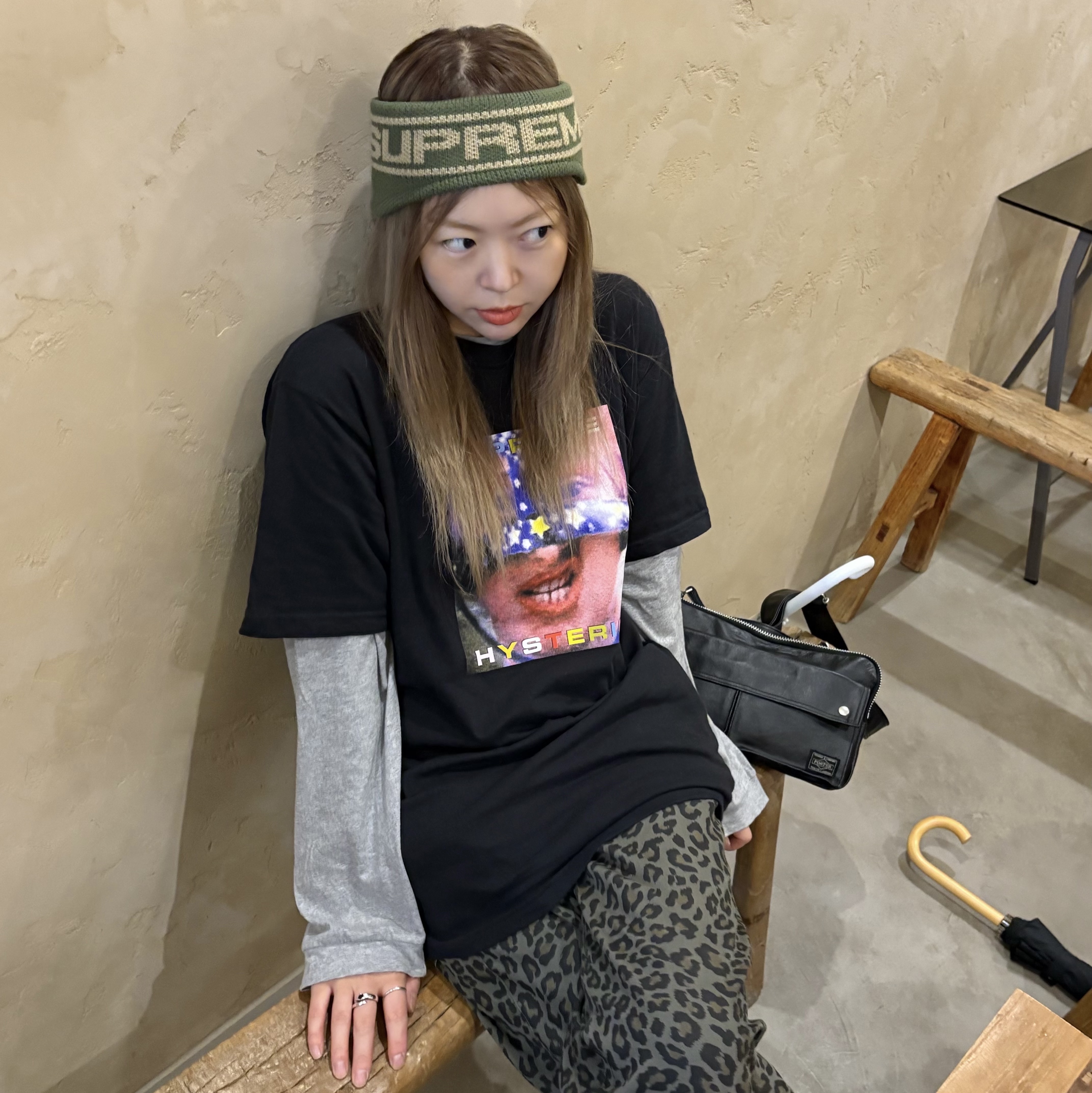 Supreme x Hysteric Glamour Headcase T-Shirt Black - 24FW, Supreme Contrast Logo Headband Olive - 25FW 착용 스타일 - 1