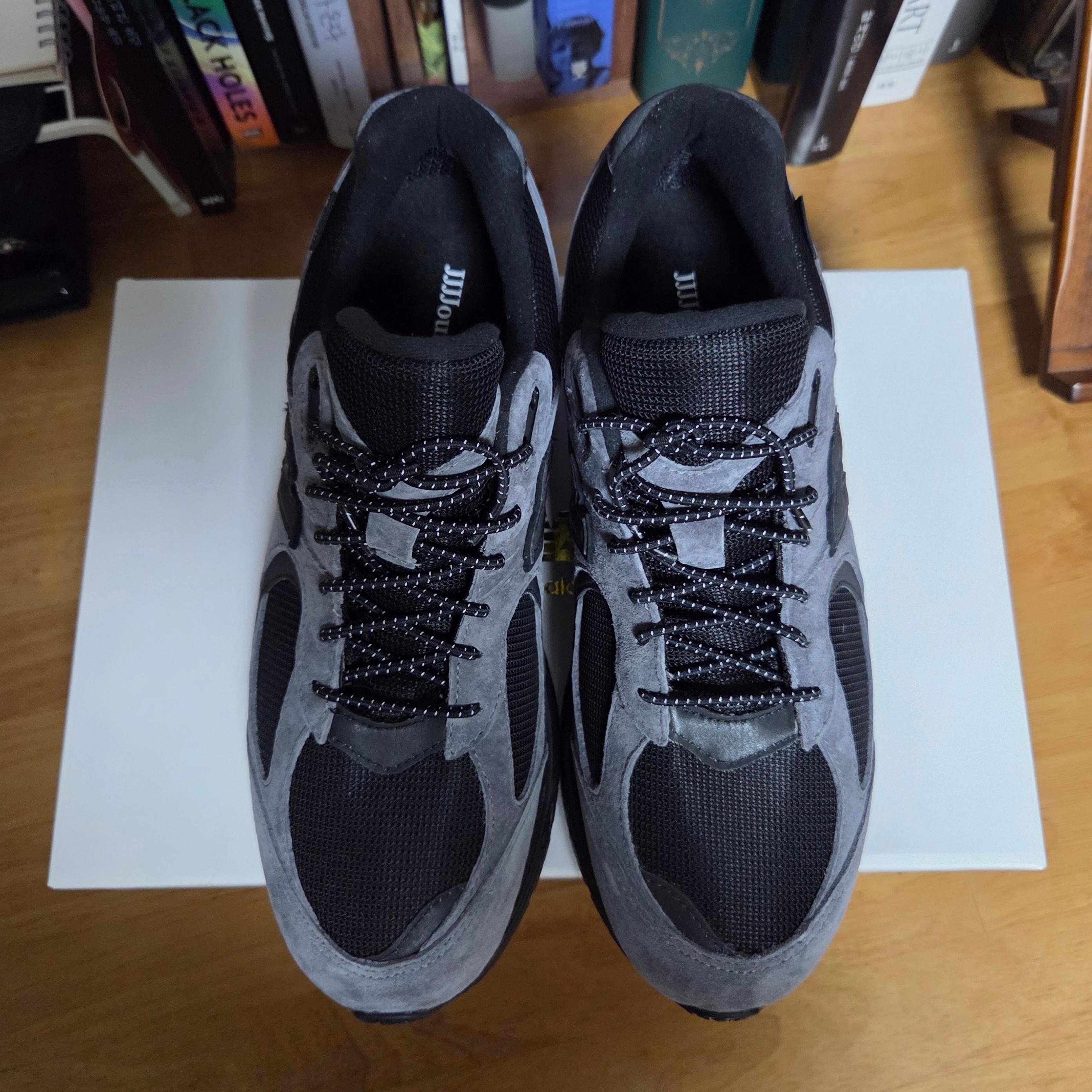New Balance x JJJJound 2002R Gore-Tex Charcoal 착용 스타일 - 3