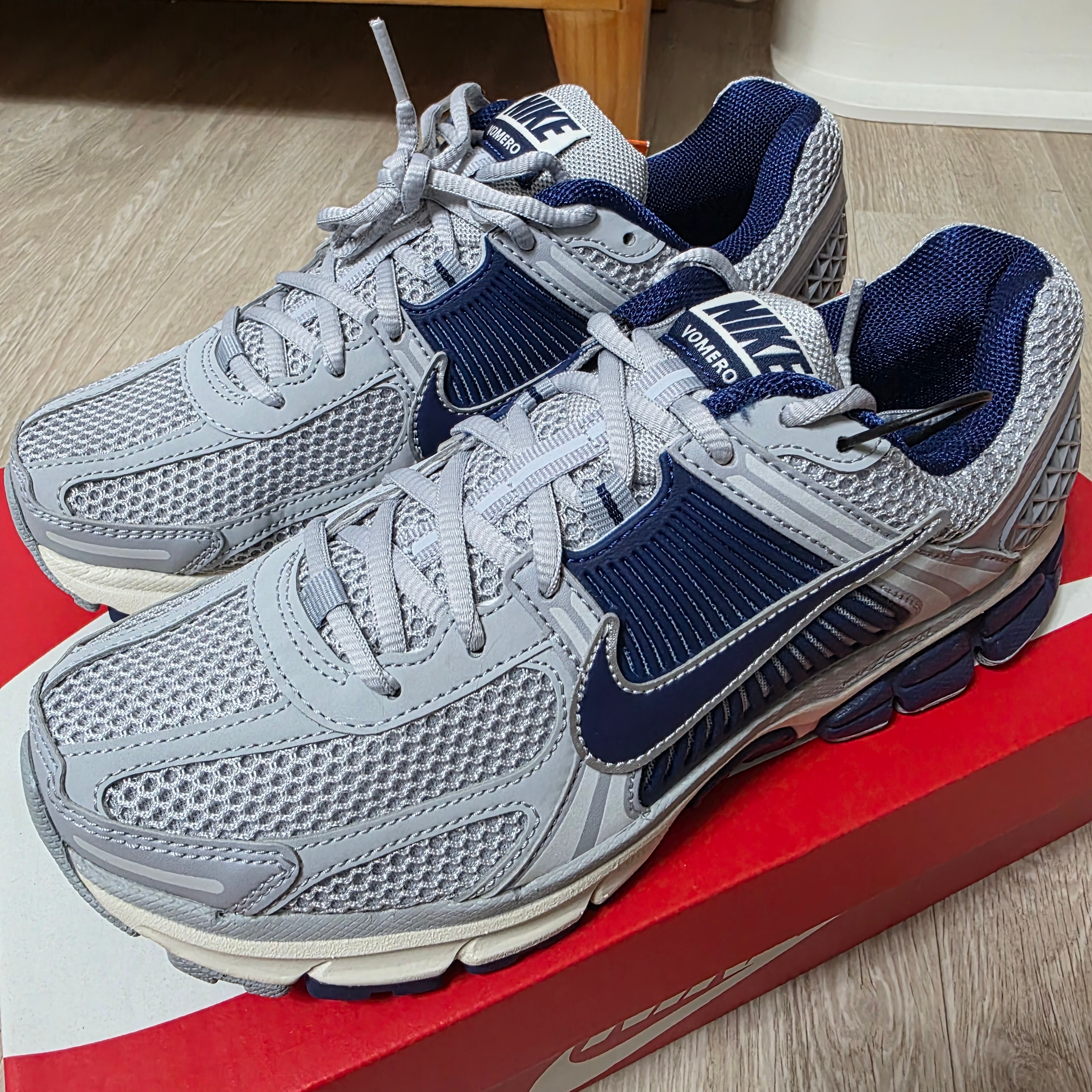 Nike Zoom Vomero 5 Vast Grey Blue Void 착용 스타일 - 1
