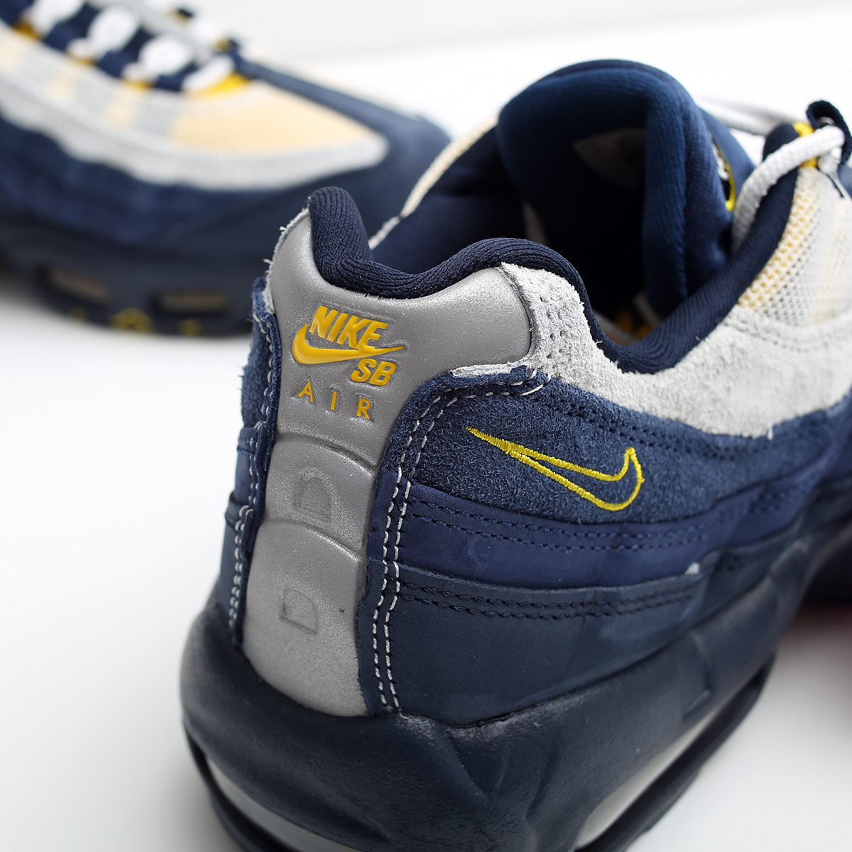 Nike x Eric Koston SB Air Max 95 Obsidian and Speed Yellow 착용 스타일 - 9