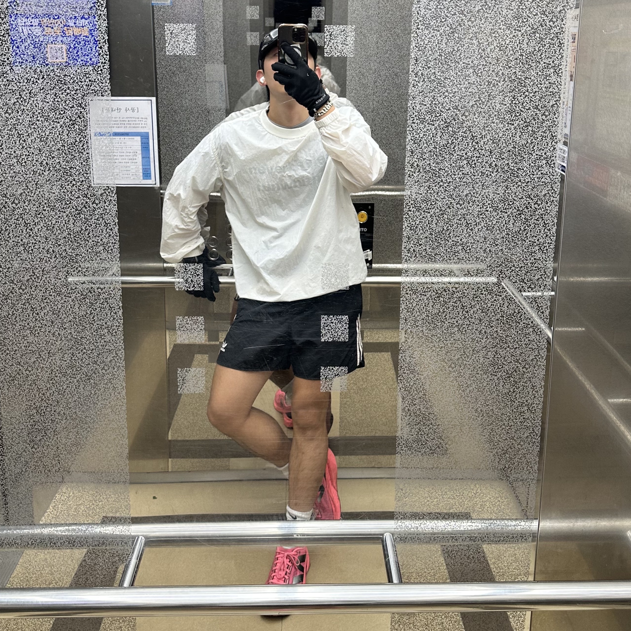 [KREAM 단독] runwhither Windbreaker MTM White, Adidas Adicolor Classic Sprinter Shorts Black - KR Sizing 착용 스타일