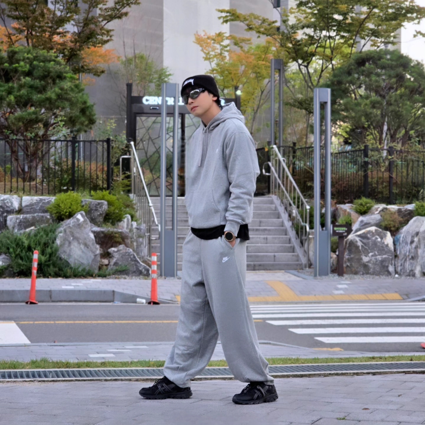 Stussy Big Stock Cuff Beanie Black, Nike NSW Club Fleece Pullover Hoodie Dark Grey Heather - Asia 착용 스타일 - 1