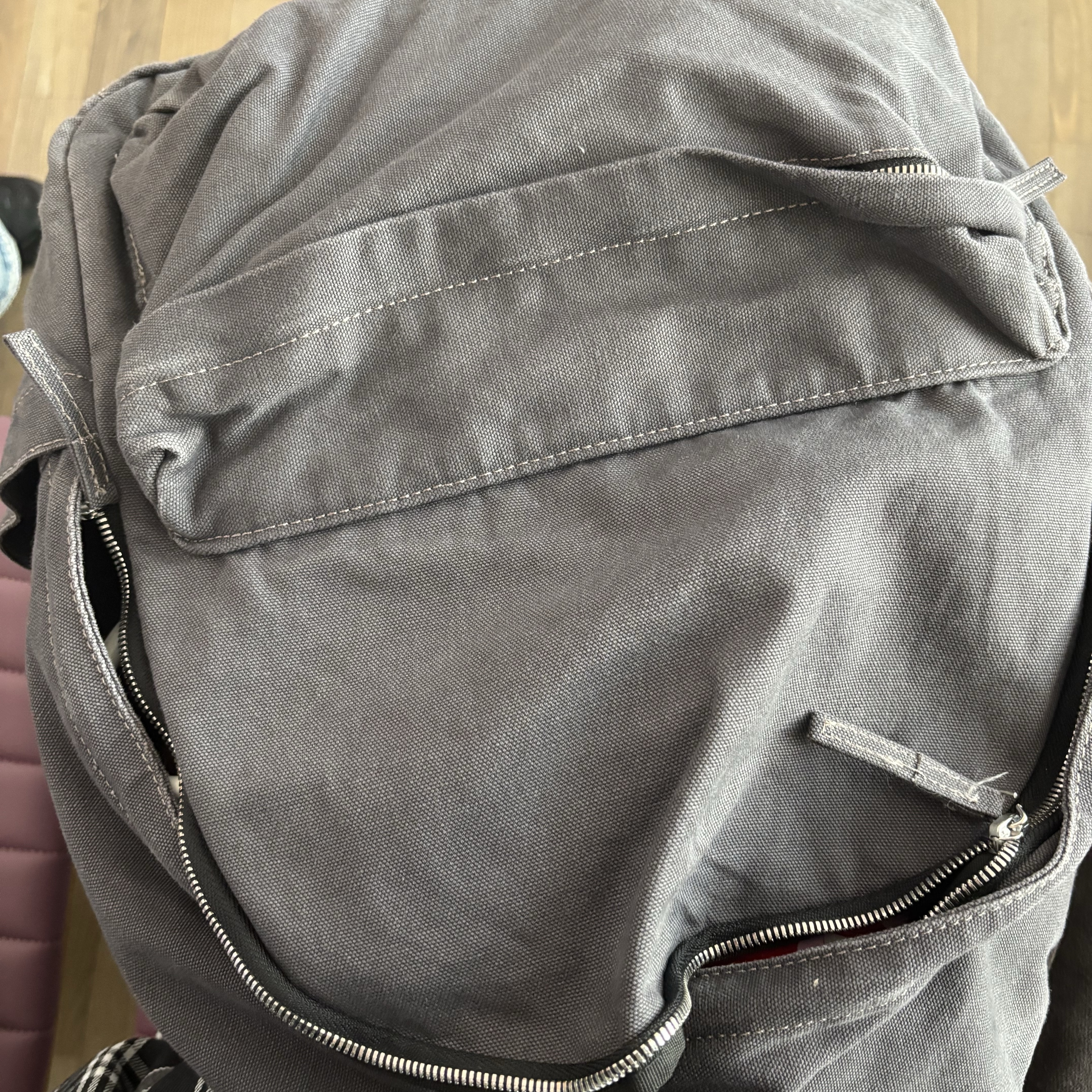 Suade Washed Backpack Charcoal Gray 착용 스타일