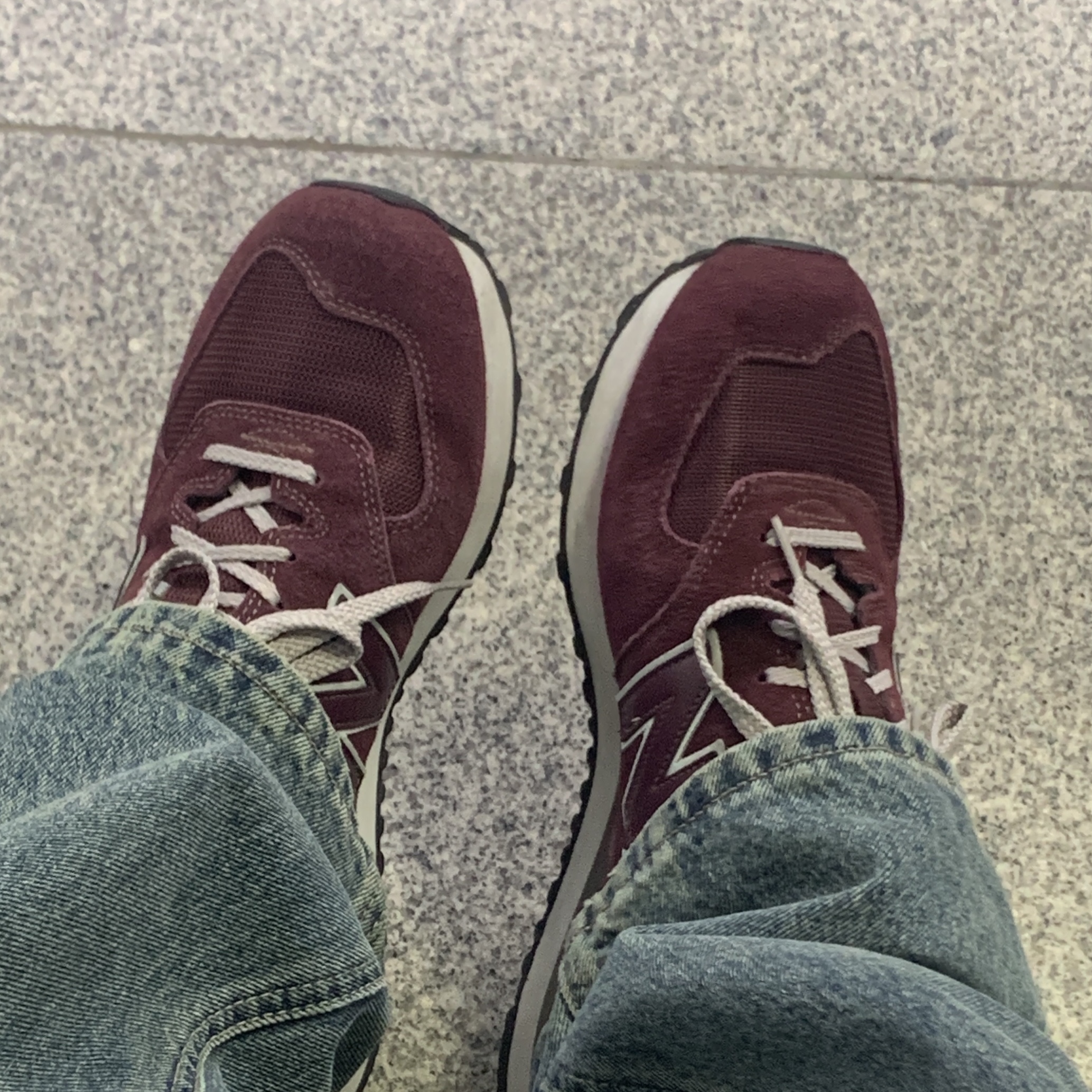 New Balance 574 Burgundy 착용 스타일