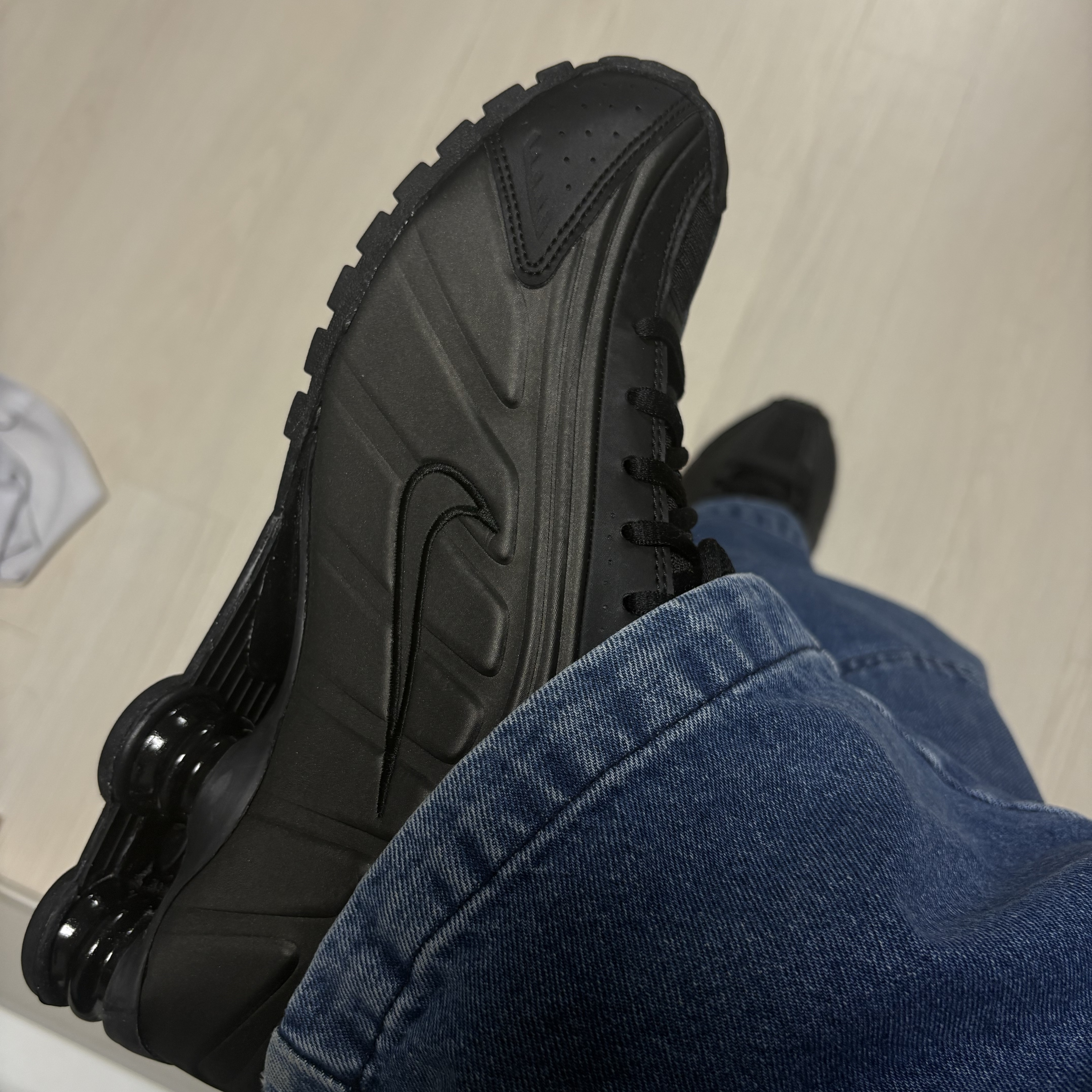 Nike Shox R4 Black Bright Crimson 착용 스타일 - 2