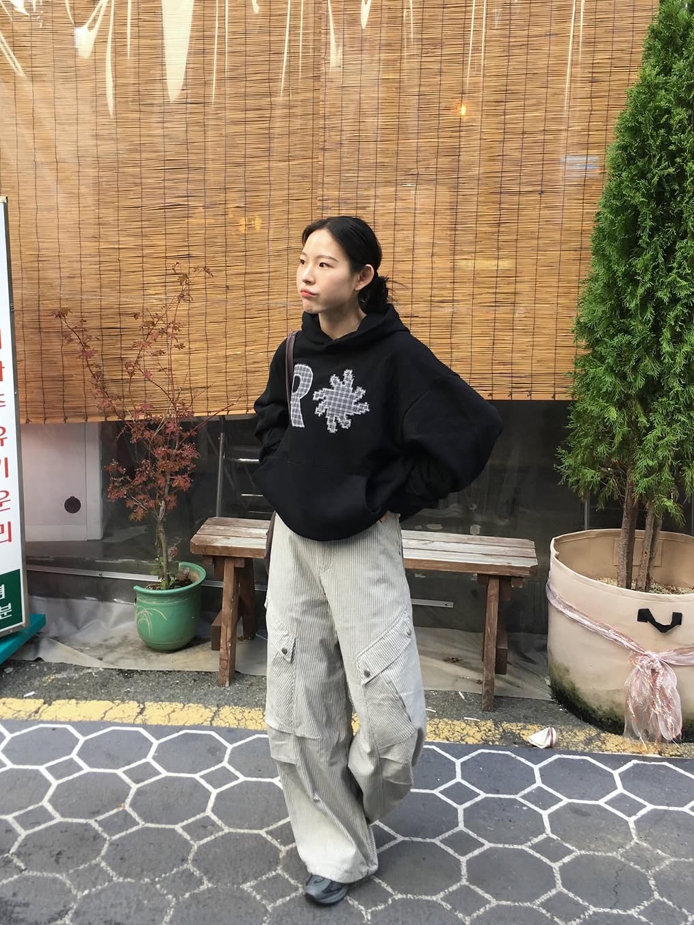 SLOW RECORD HOUSE Check Patch Hoodie Black 착용 스타일 - 1