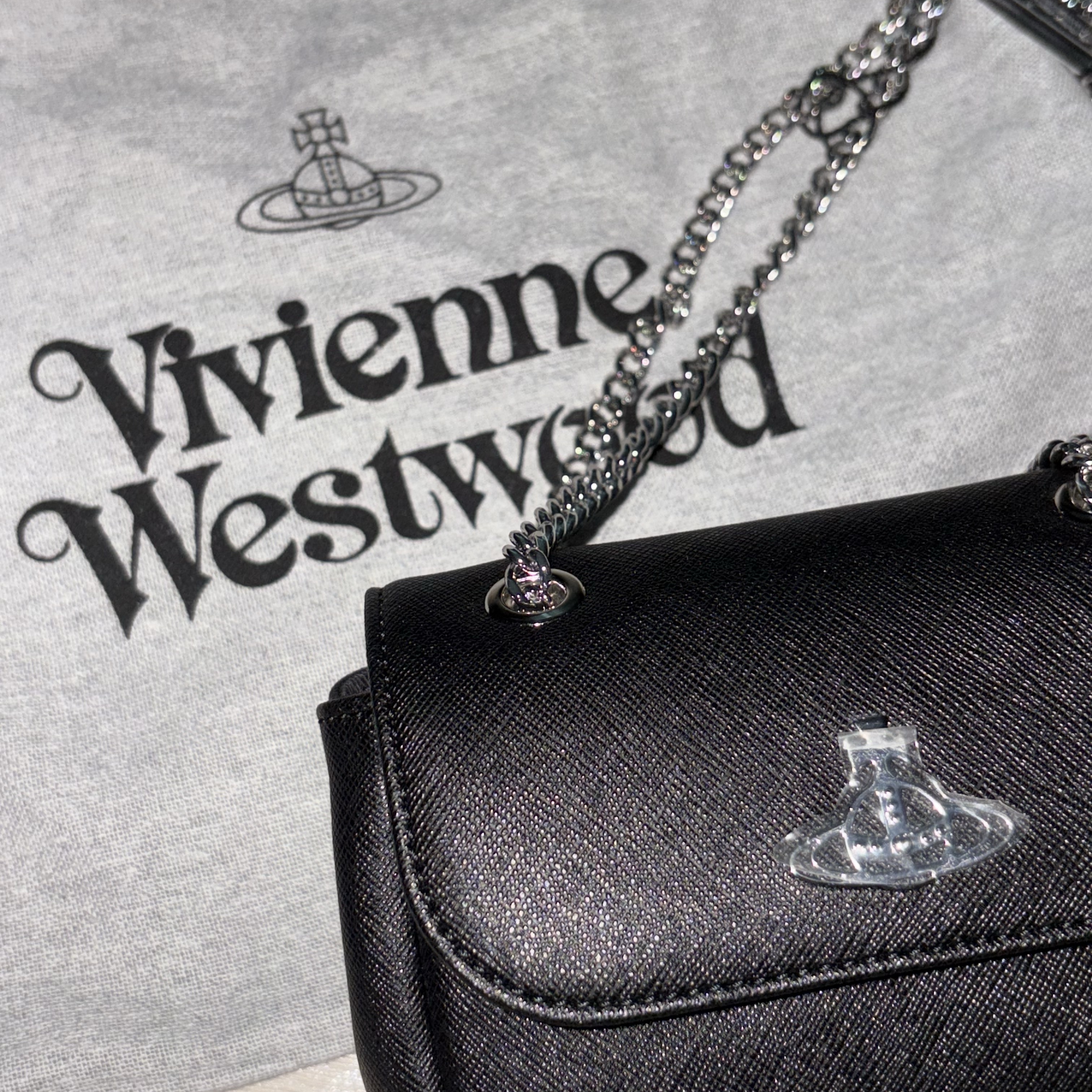 Vivienne Westwood Saffiano Biogreen Small Purse Cross Bag Black 착용 스타일 - 2