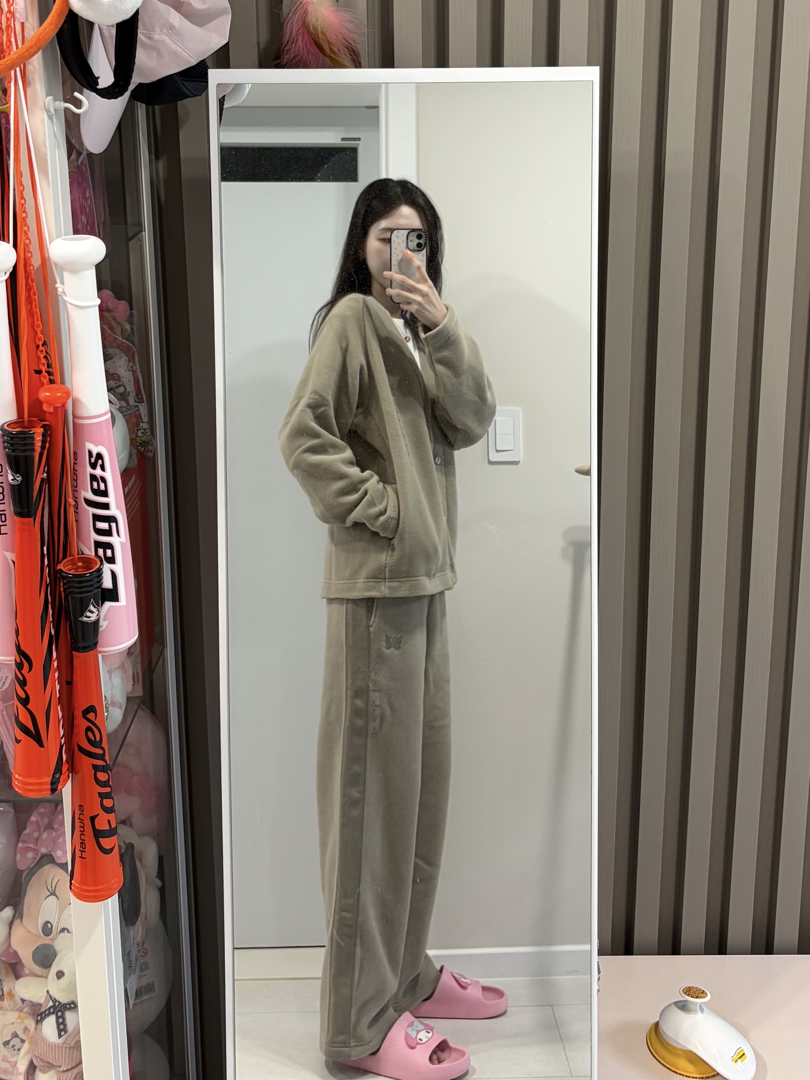 Uniqlo x Needles Fleece Oversized Cardigan Beige - KR, Uniqlo x Needles Fleece Wide Pants Longer Length Beige - KR 착용 스타일 - 3
