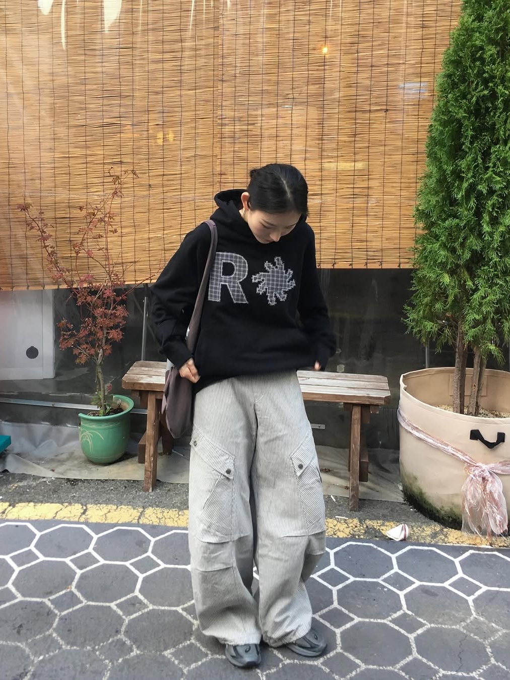 SLOW RECORD HOUSE Check Patch Hoodie Black 착용 스타일 - 2