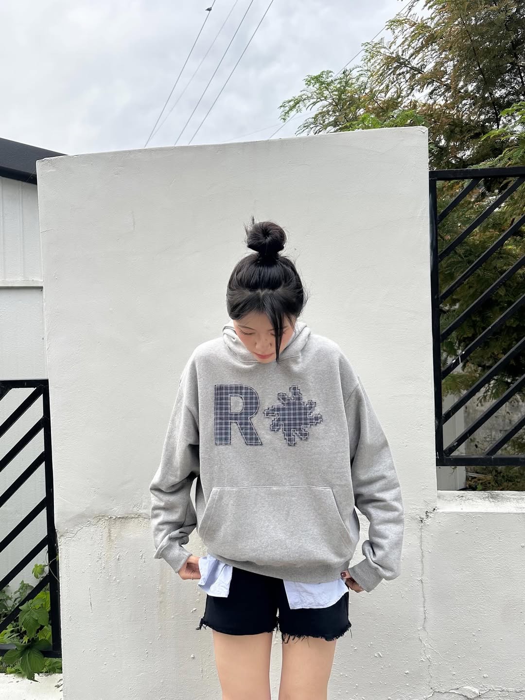 SLOW RECORD HOUSE Check Patch Hoodie Grey 착용 스타일 - 3