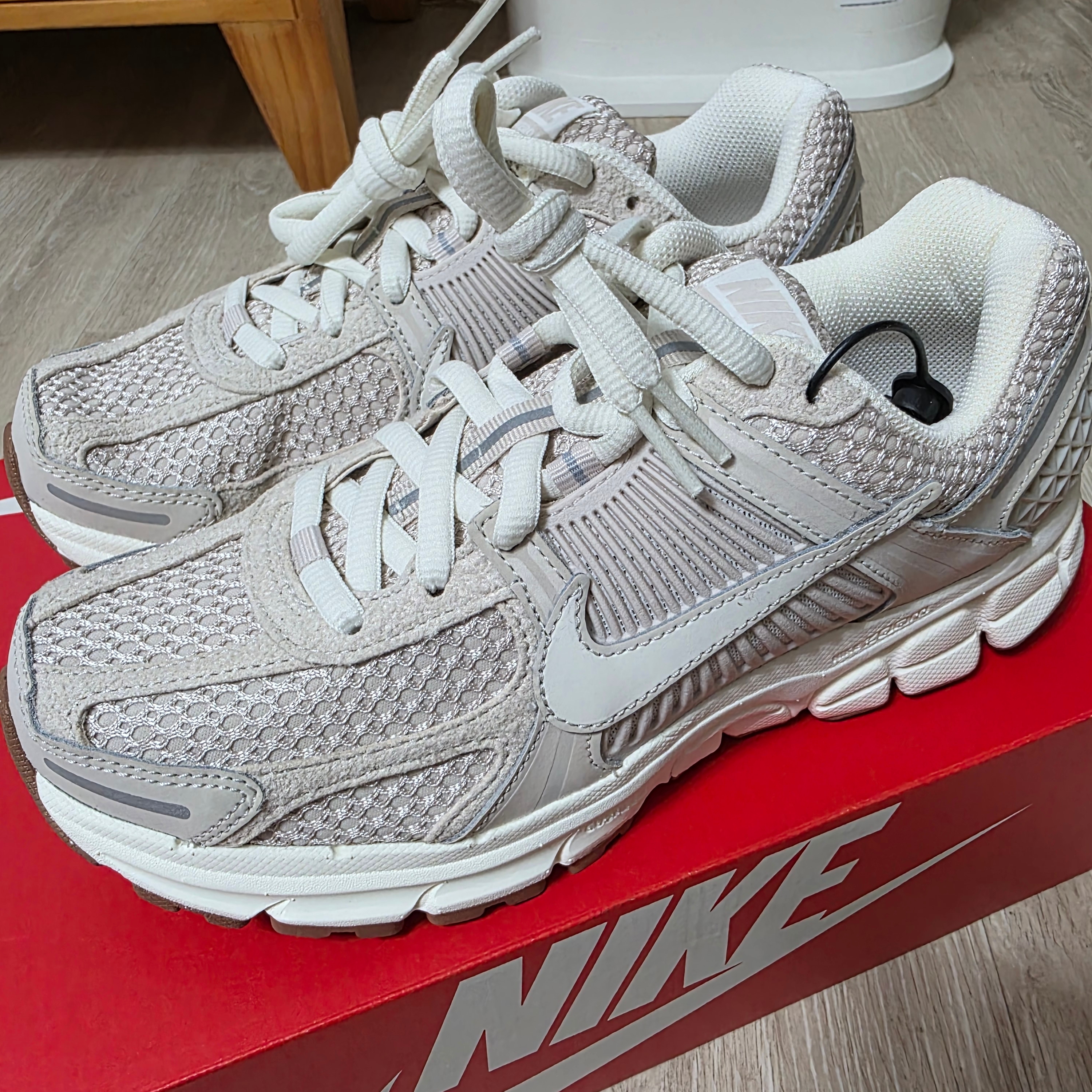 (W) Nike Zoom Vomero 5 Light Orewood Brown 착용 스타일 - 1