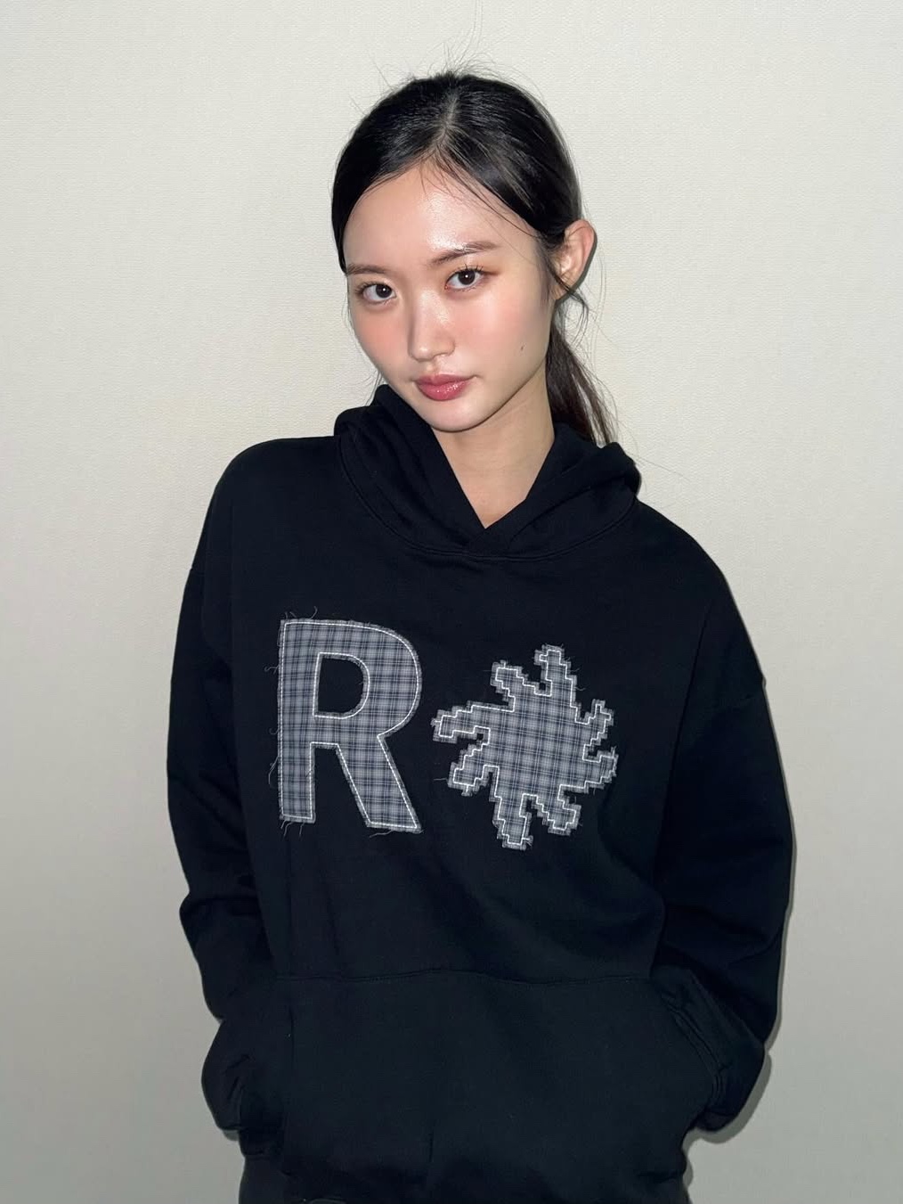 SLOW RECORD HOUSE Check Patch Hoodie Black 착용 스타일 - 1