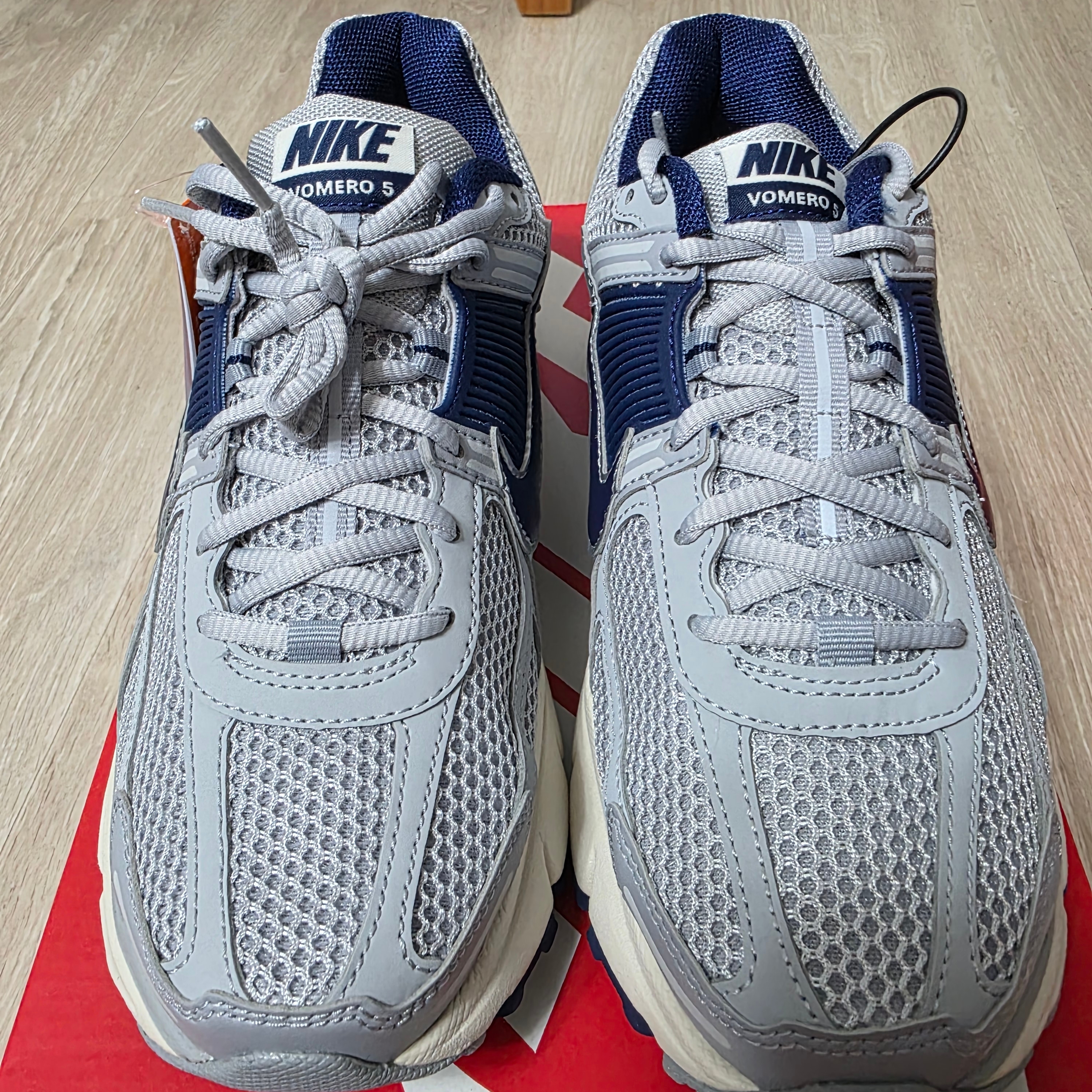 Nike Zoom Vomero 5 Vast Grey Blue Void 착용 스타일 - 2
