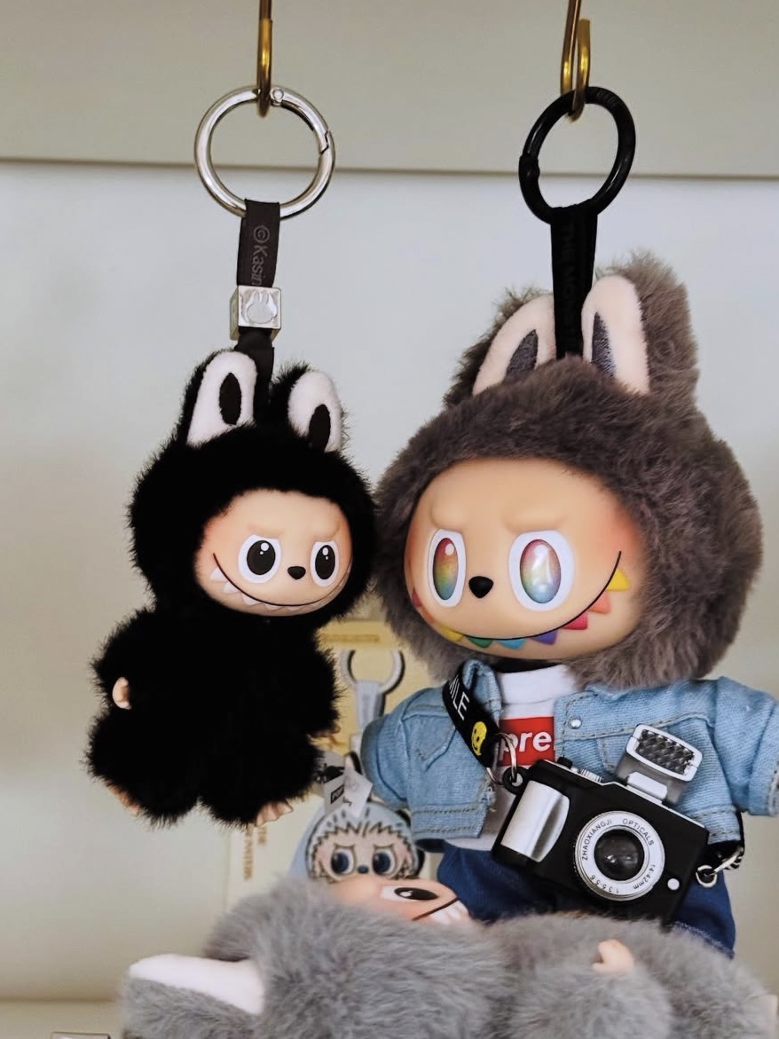 Pop Mart Labubu The Monsters Pin For Love Series Vinyl Plush Pendant (N-Z) R (Opened Case), Pop Mart Labubu The Monsters Pin For Love Series Vinyl Plush Pendant (N-Z) W (Opened Case) 착용 스타일