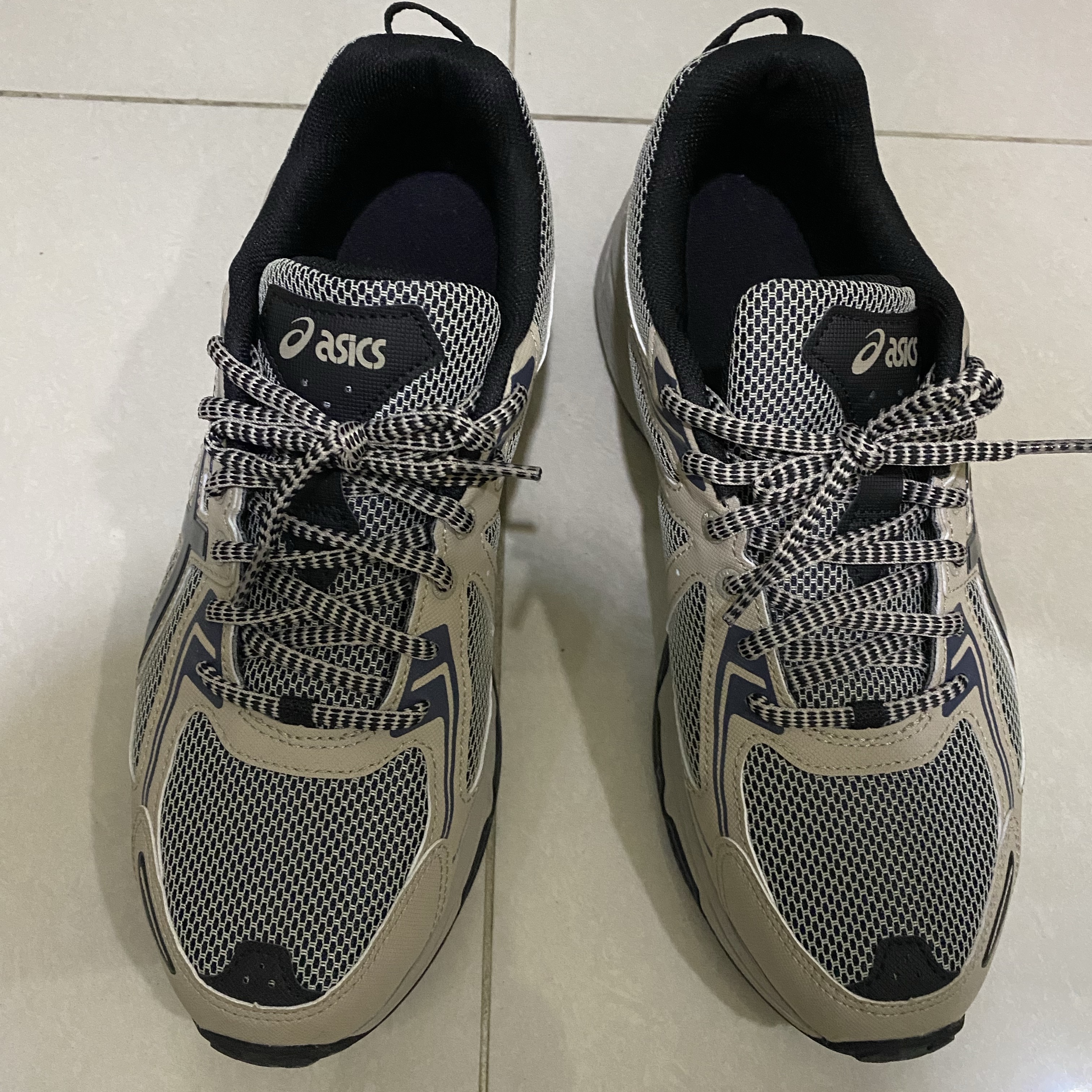 Asics Gel-Venture 6 Feather Grey Black 착용 스타일