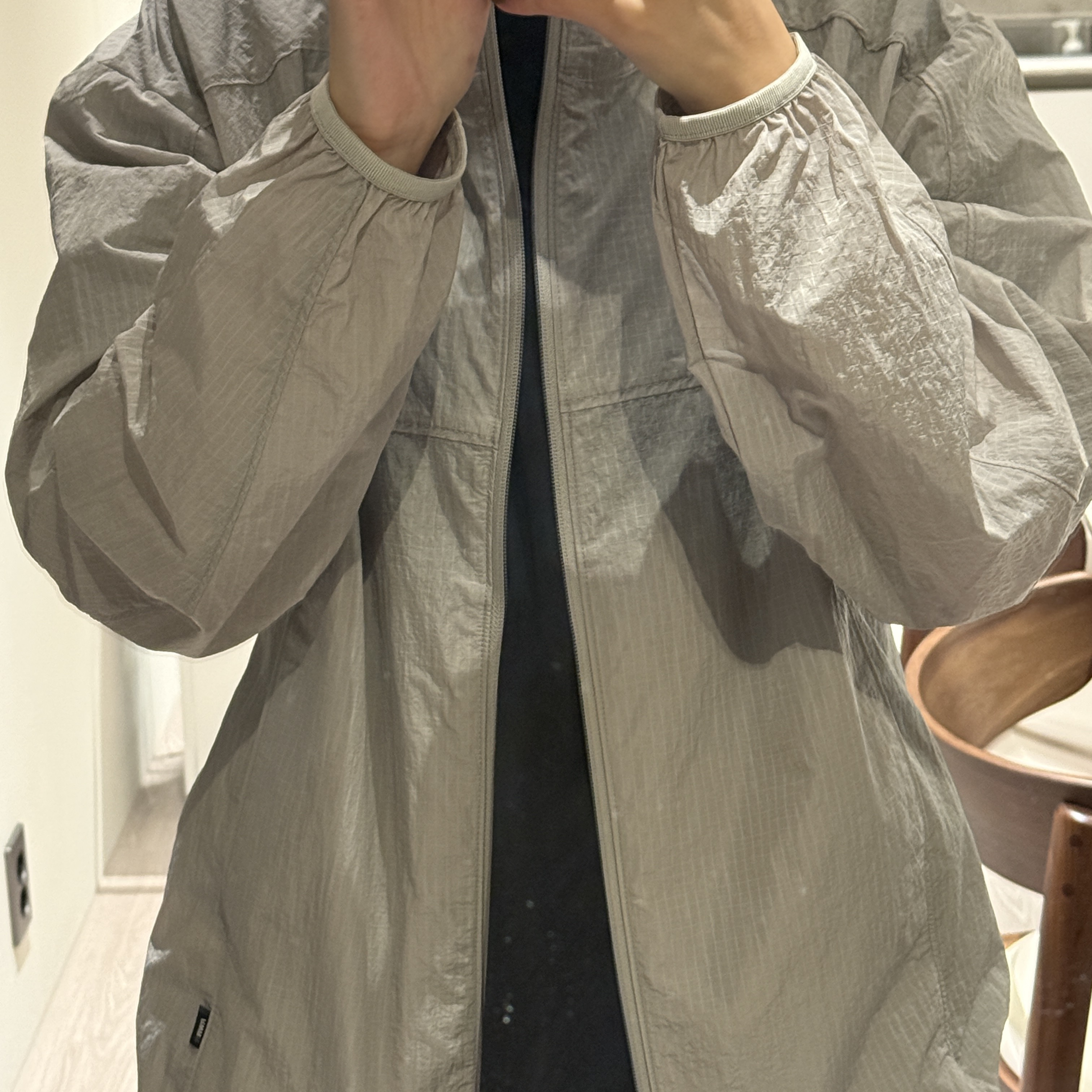 [KREAM 단독] runwhither Windbreaker Jacket V2 Gray 착용 스타일
