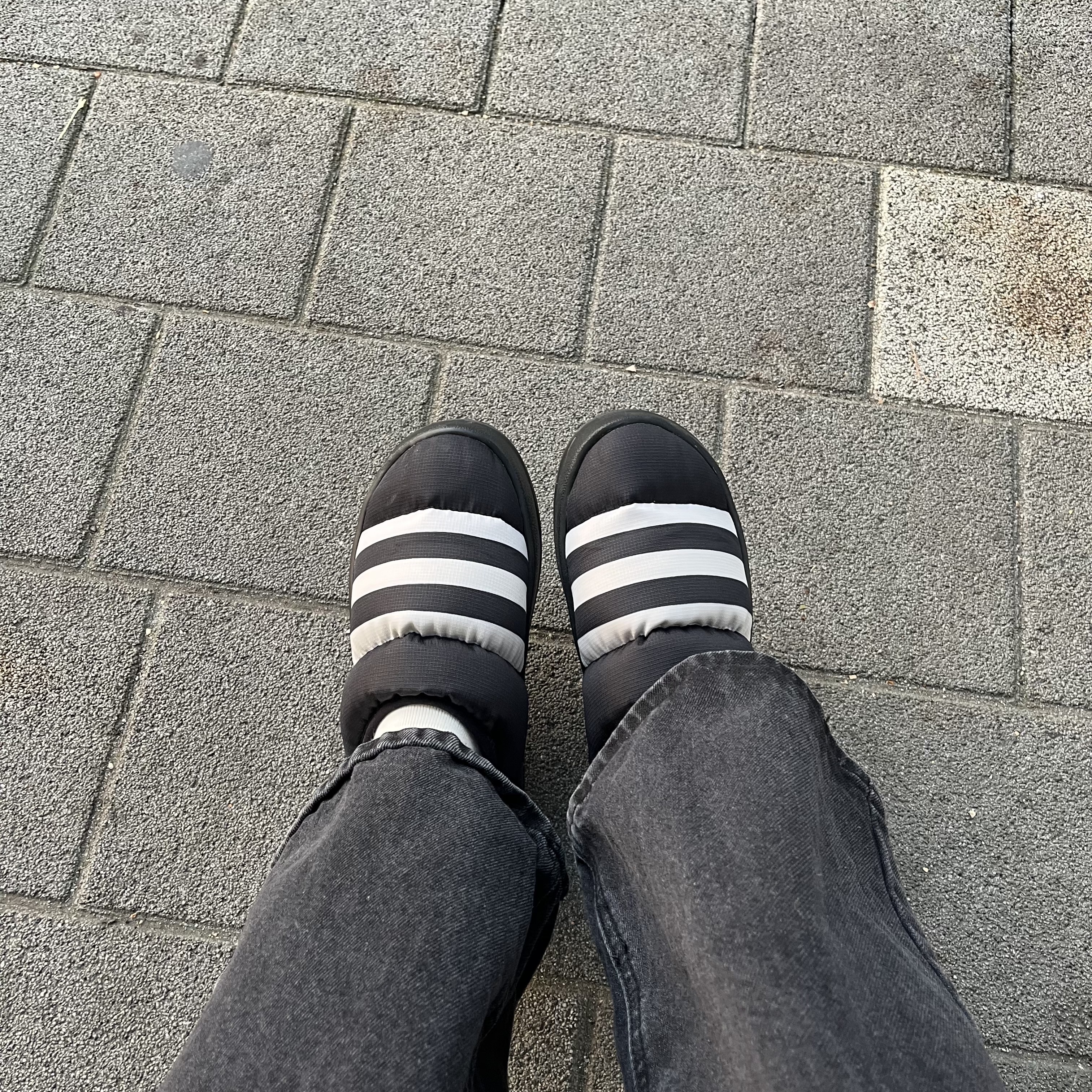 Adidas Puffylette Core Black 착용 스타일